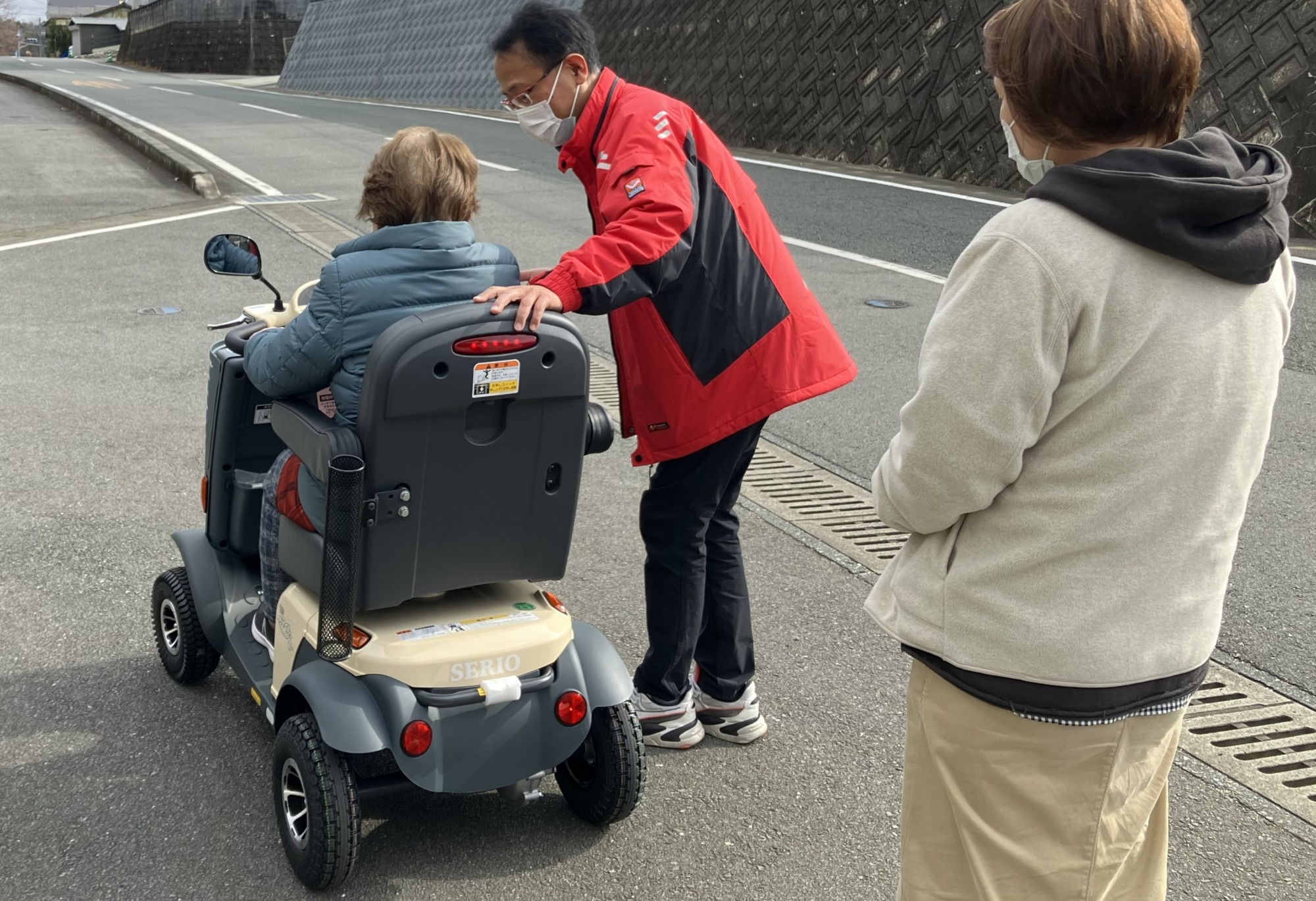 電動カートを試乗されている利用者様と付き添い見守りをされている娘さま