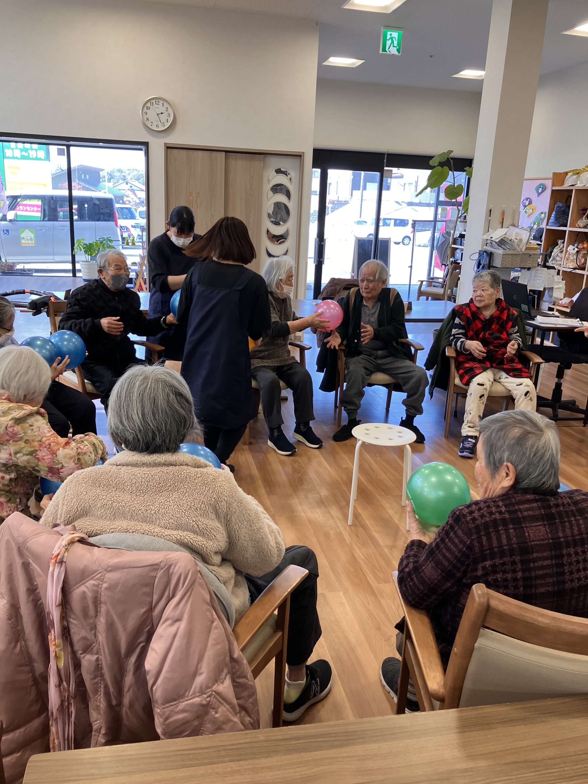 ボールを次へ次へと回していく高齢者 