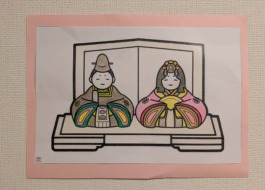 利用者様がデイサービスにて丁寧に塗られたお雛様の塗り絵