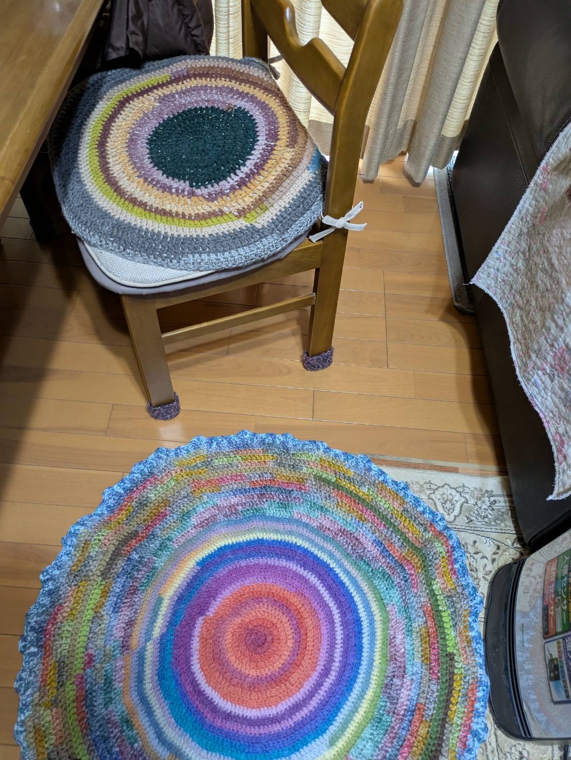 利用者様が編まれた丸いラグと座布団