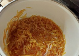 利用者様がみかんの皮で作られたマーマレードが鍋に入っている。