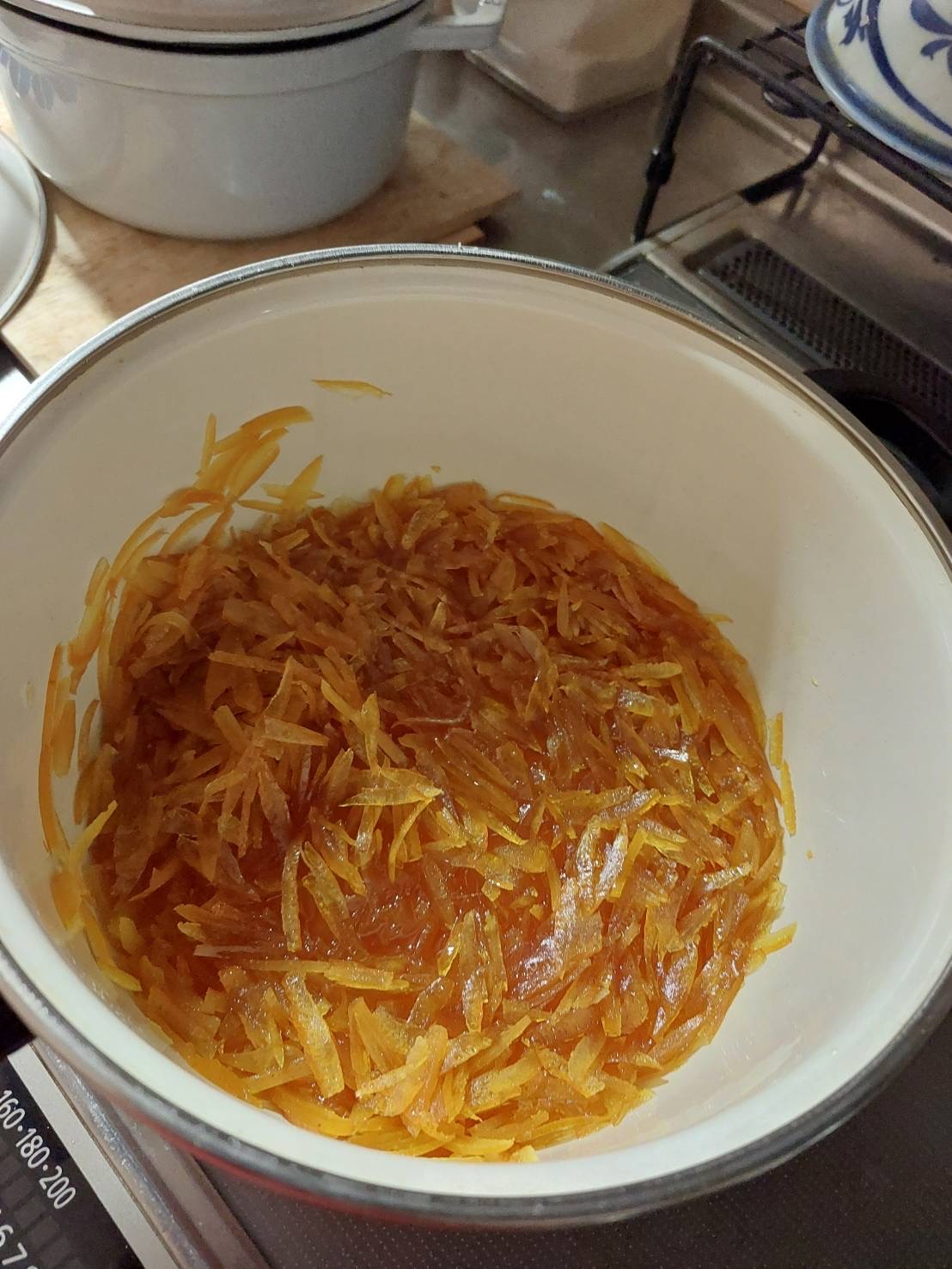 利用者様がみかんの皮で作られたマーマレードが鍋に入っている。