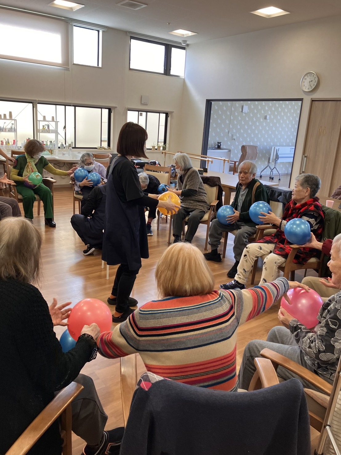 ボール回しのゲームを楽しんでされている高齢者