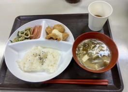 食堂で提供された夕食