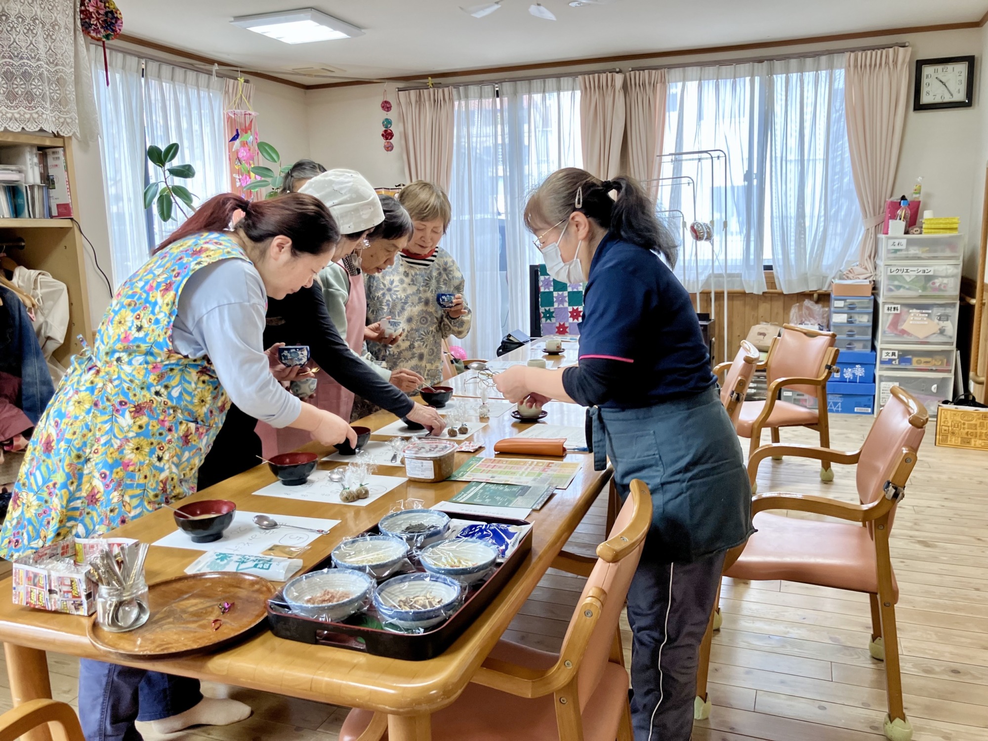 みそ汁を試飲して、濃度を確かめている様子