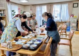 みそ汁を試飲して、濃度を確かめている様子