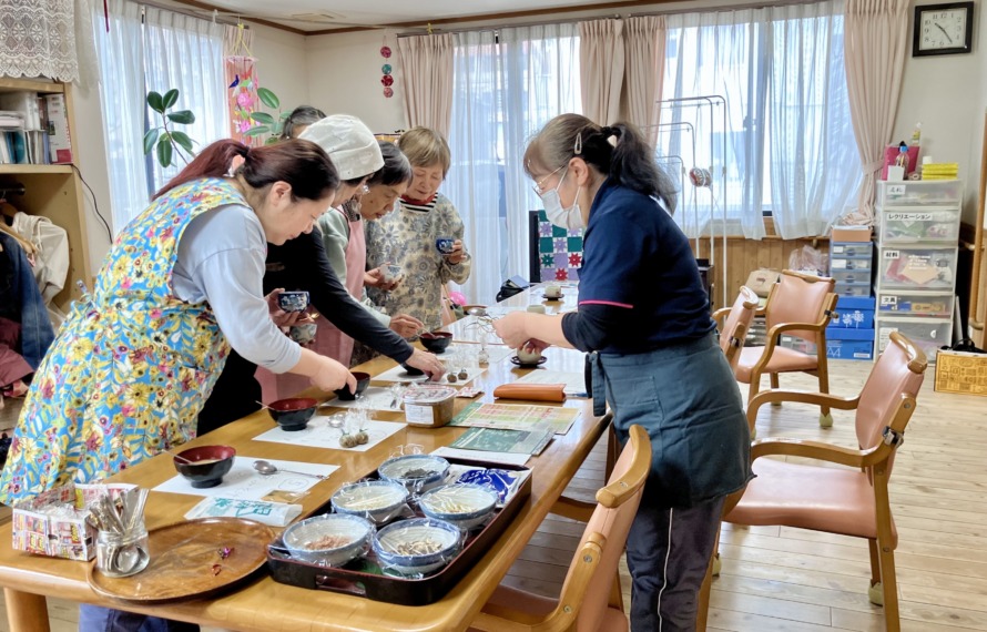 みそ汁を試飲して、濃度を確かめている様子