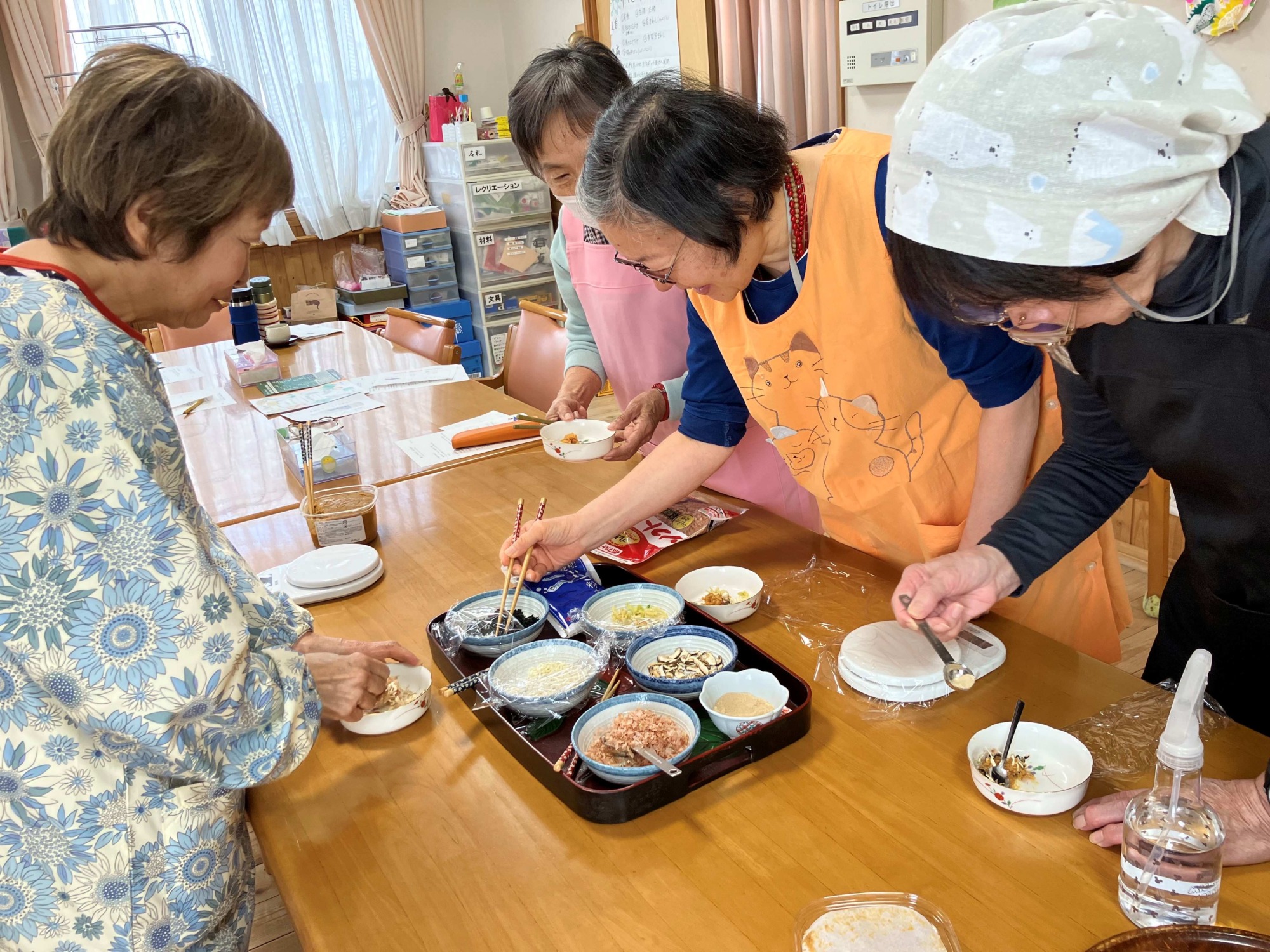 それぞれ工夫して味噌玉を作っている様子