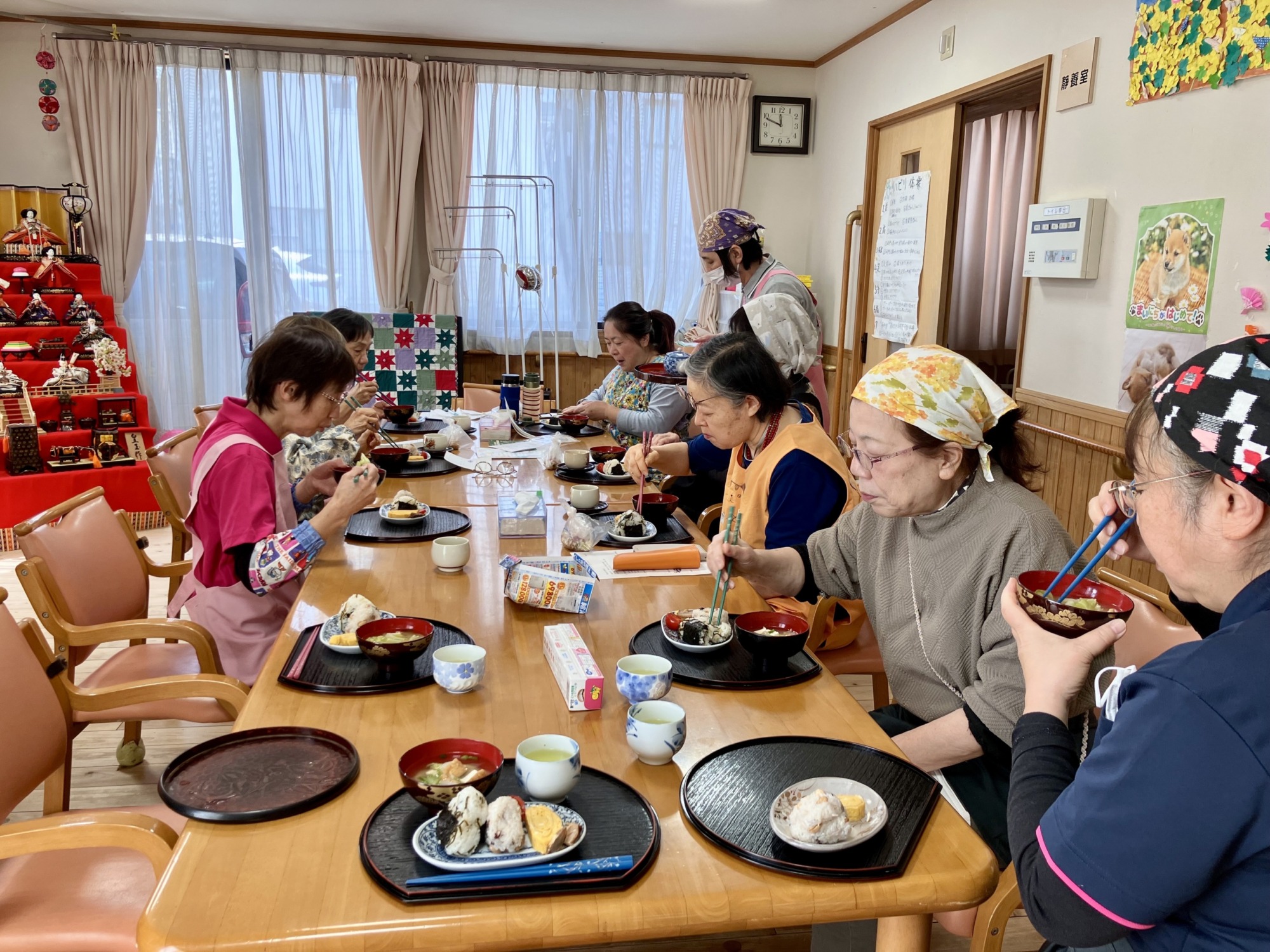 みんなで楽しく食事をしている様子