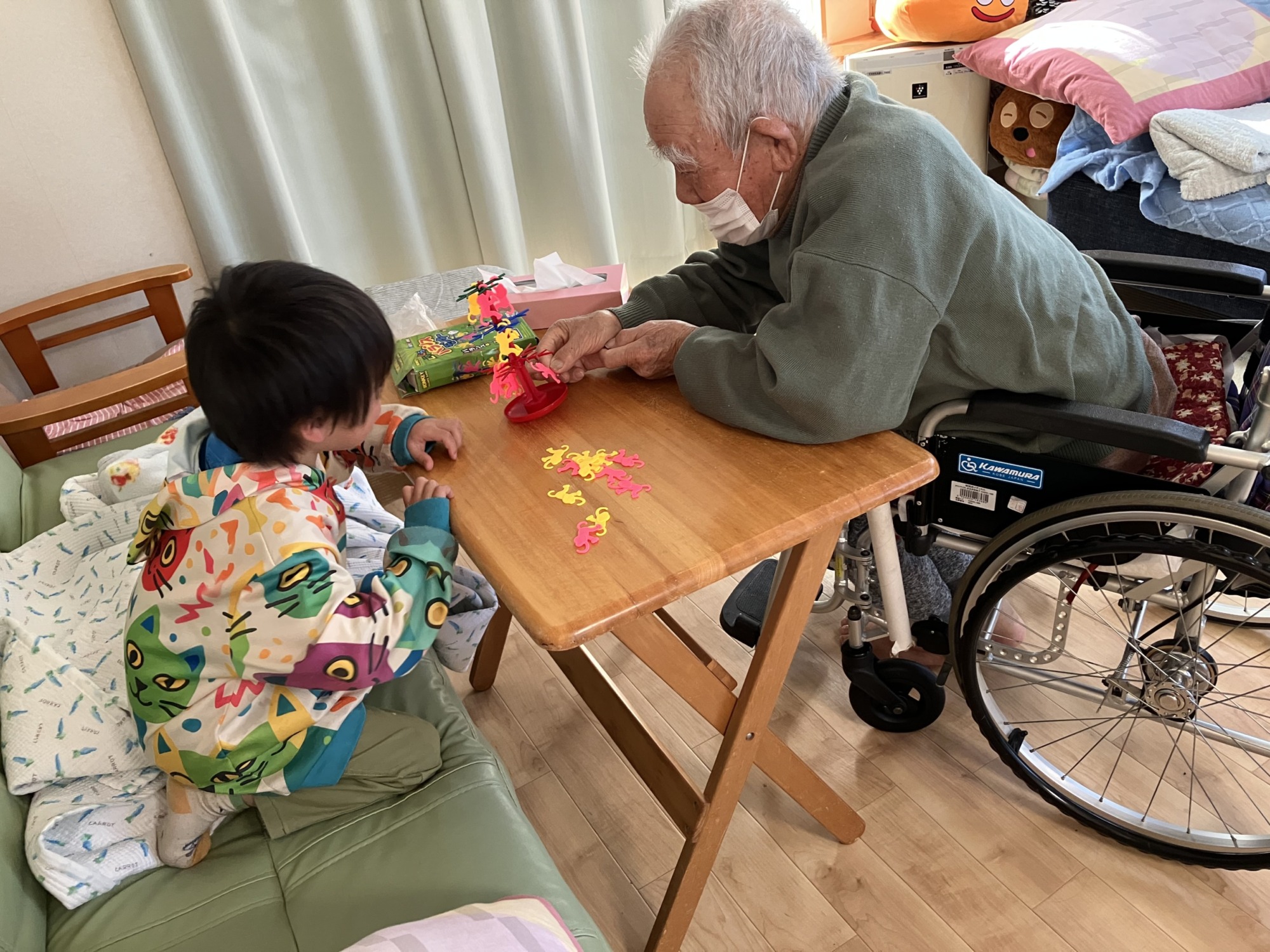 スタッフの子供とゲームで遊ぶ利用者様