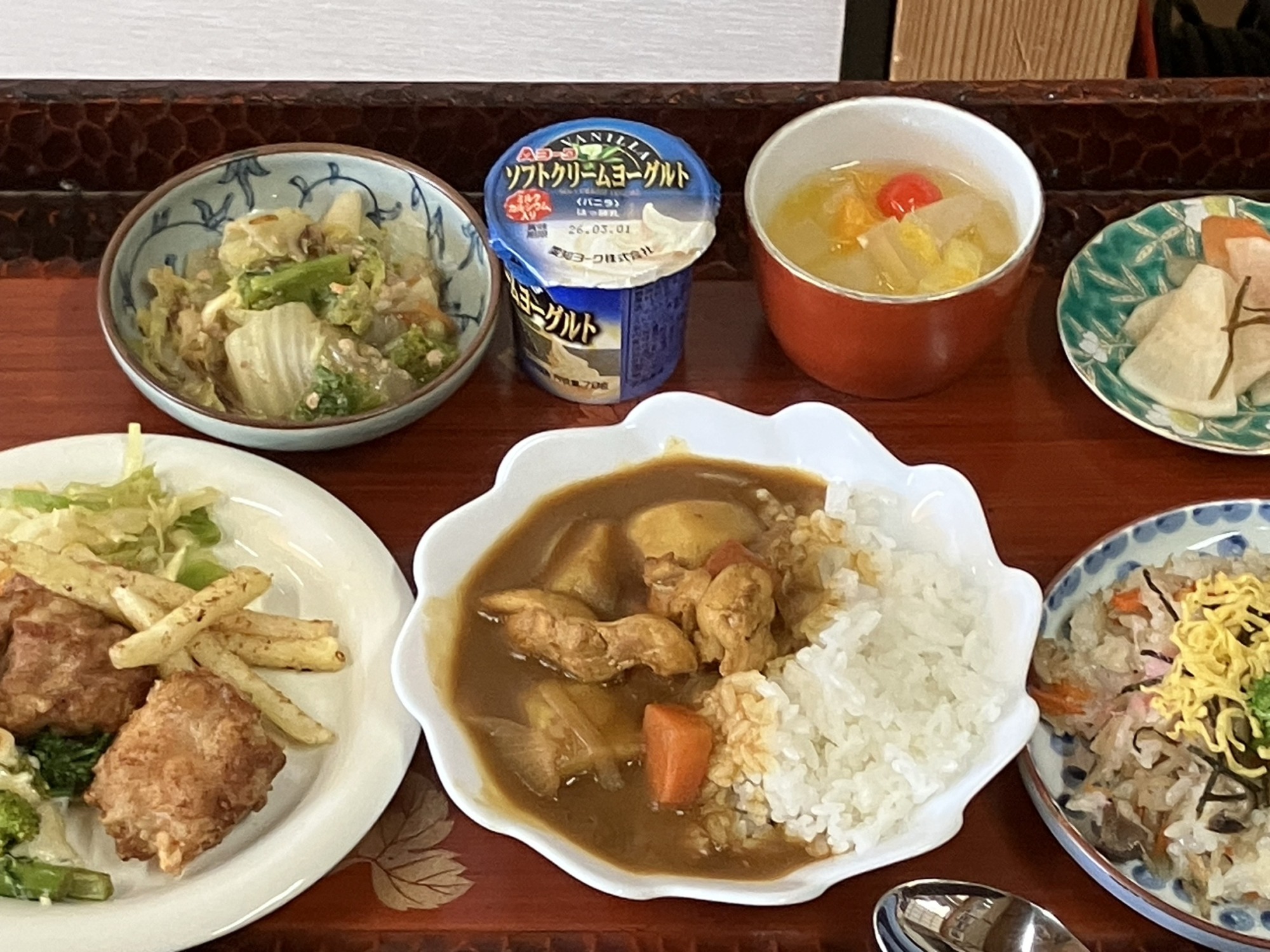 ふれあい食堂メニュー、カレー、唐揚げ、ヨーグルトなど