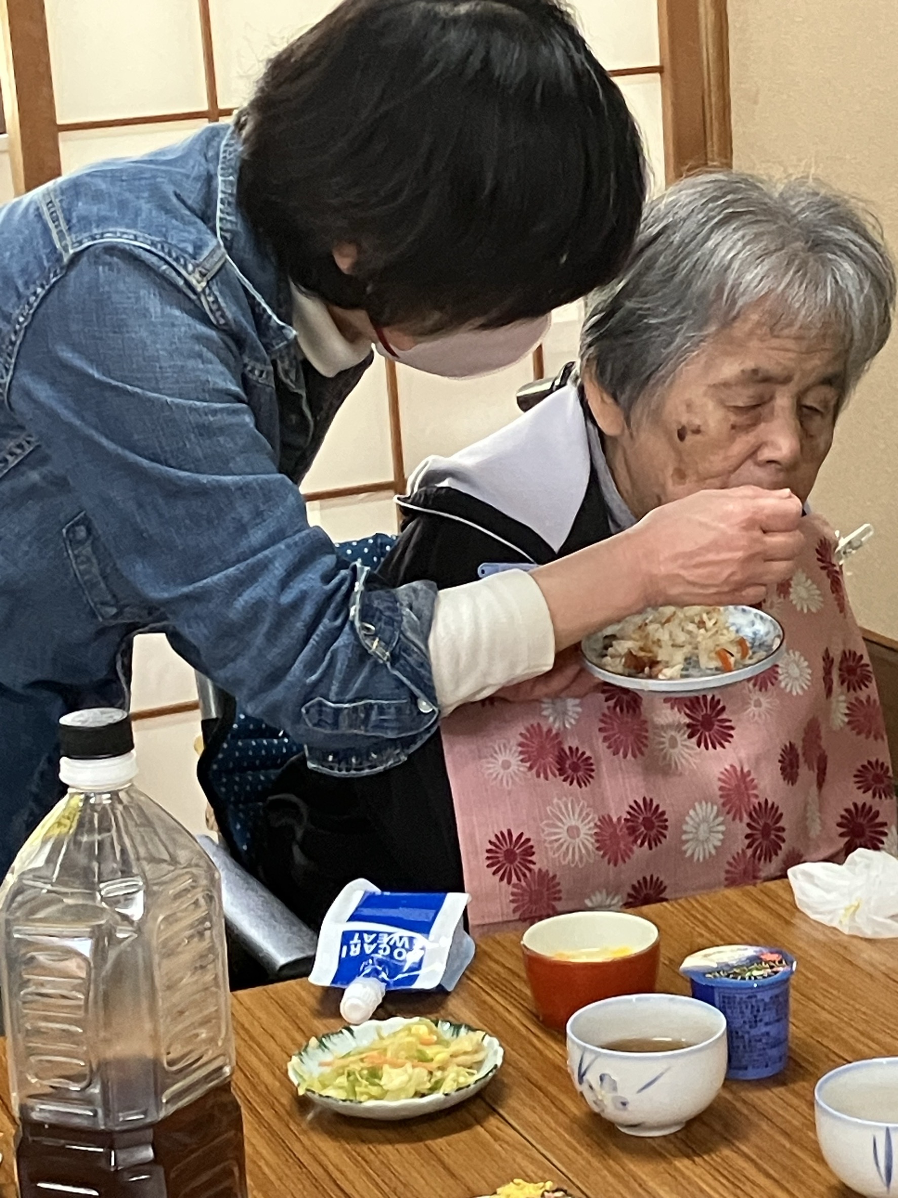ご家族に介助されながら食事を召し上がる利用者さん