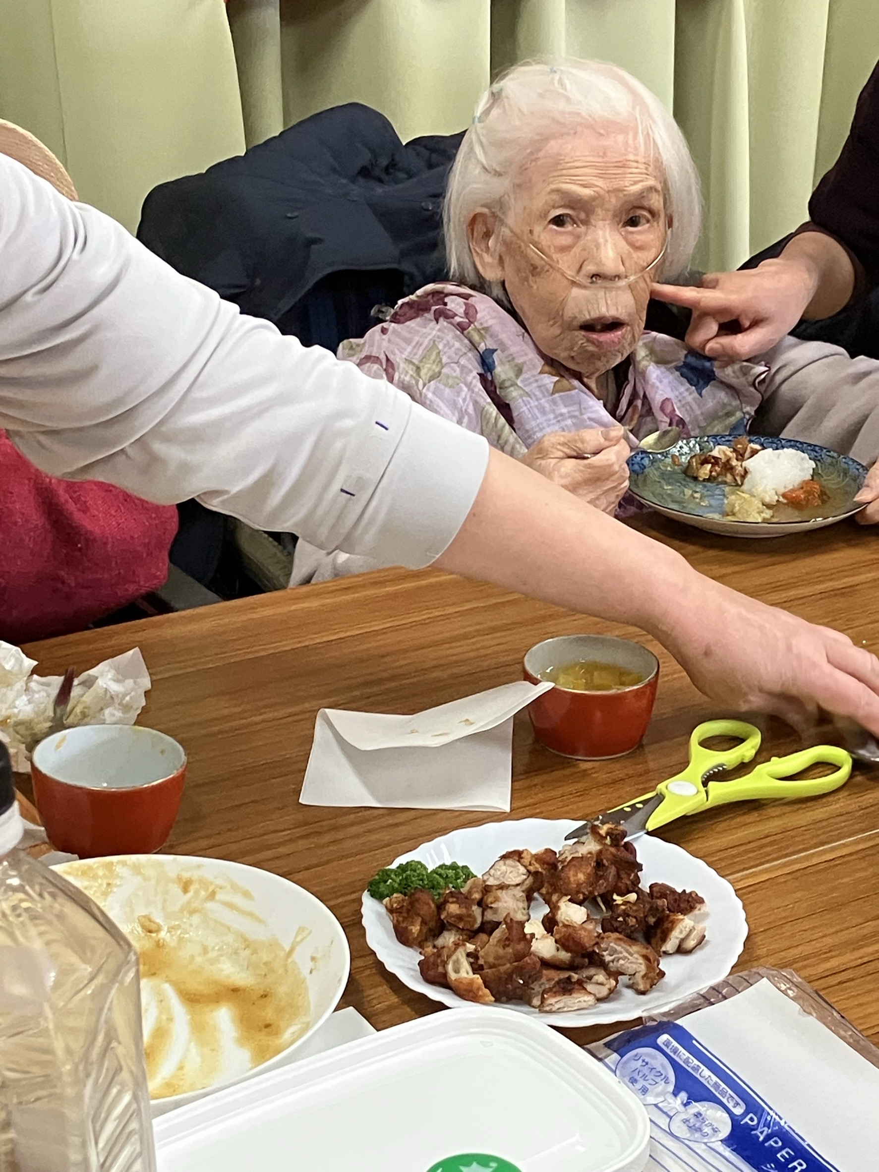 食事を召し上がる利用者さん