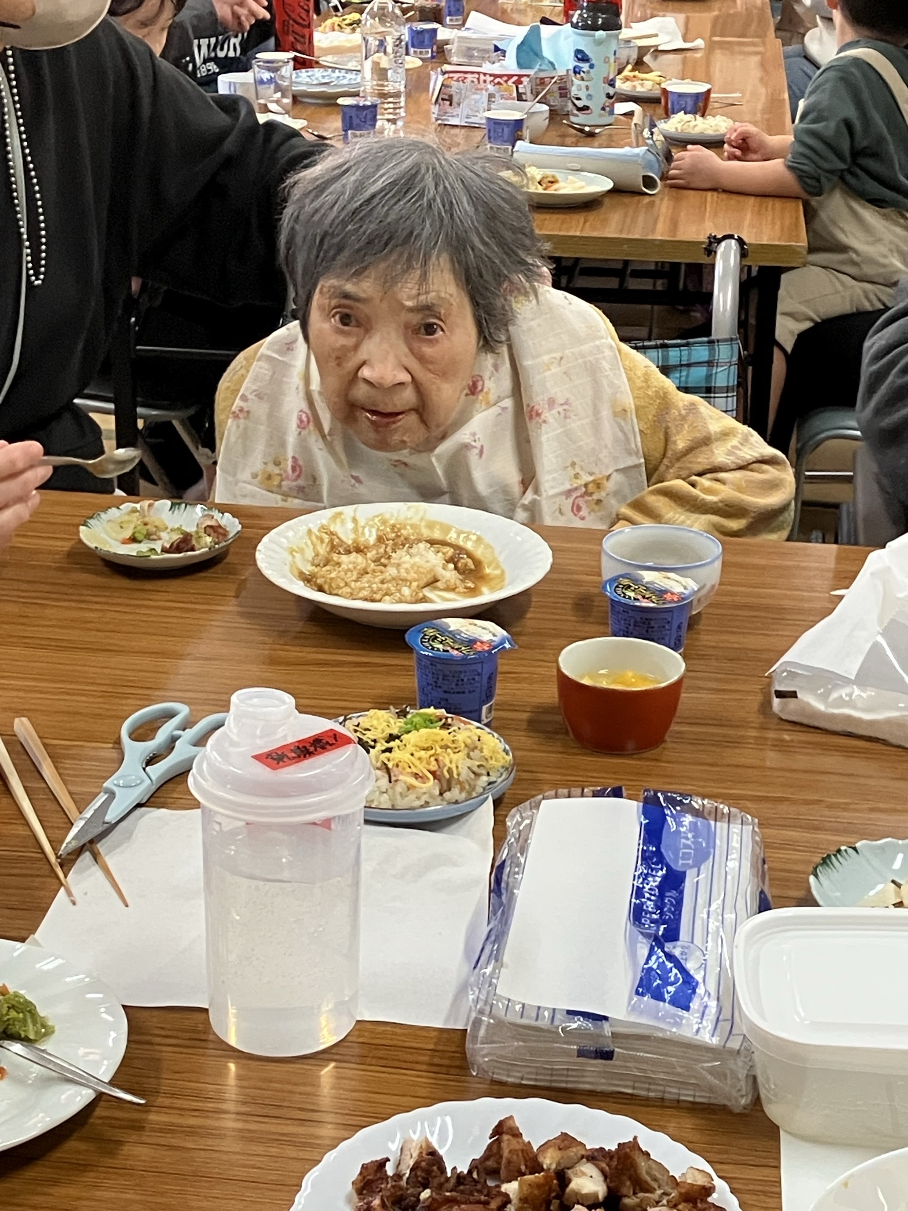 食事を召し上がる利用者さん