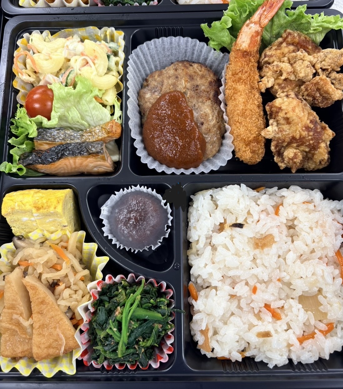 本日の特別弁当1,500円（ちらし寿司、ハンバーグ、唐揚げ、エビフライ、マカロニサラダ、切干大根の煮物、玉子焼き、鮭の塩焼き、青菜のおかか和え、葛饅頭）