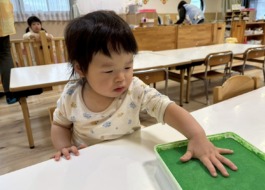 手形を取る子ども　一枚
