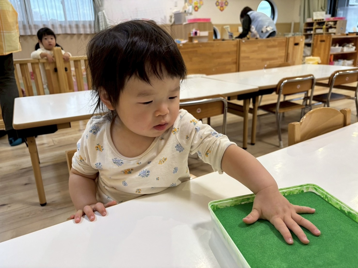 手形を取る子ども　一枚