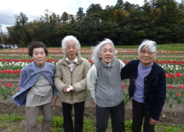 チューリップ畑の前で撮った利用者さんたちの写真