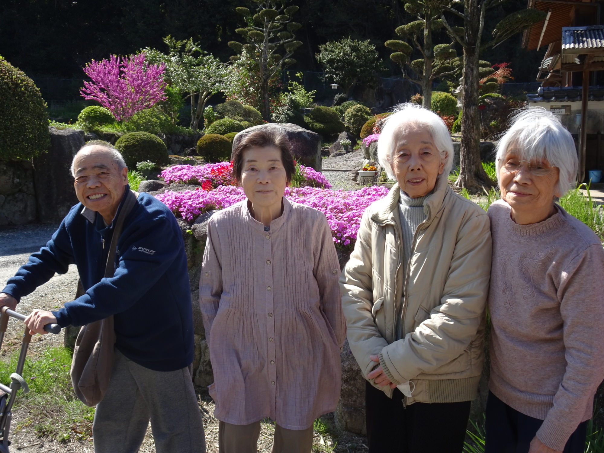 シバザクラの前で撮った利用者さんたちの写真