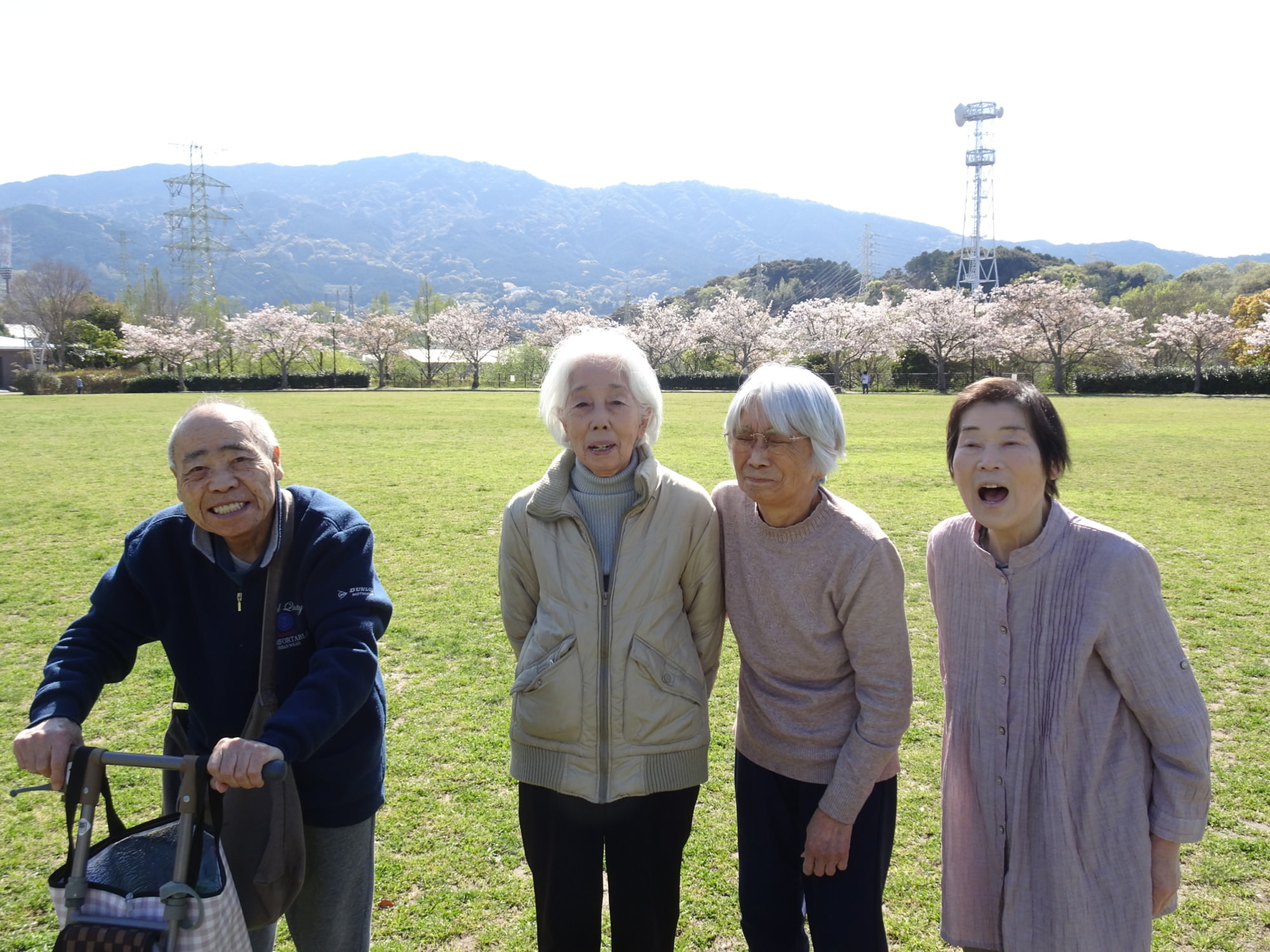 桧原運動公園の広場で撮った利用者さんたちの写真