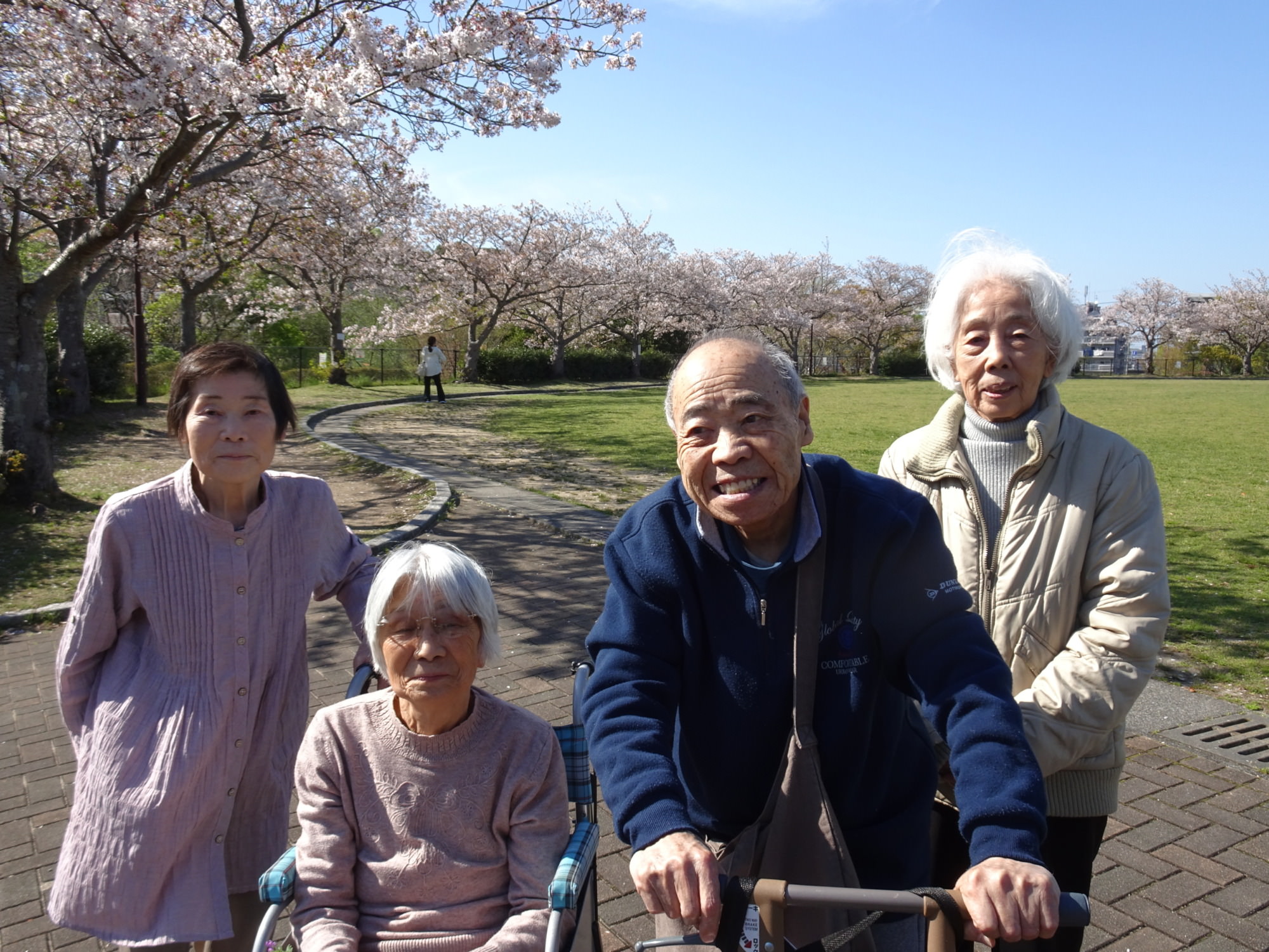 桧原運動公園の桜の前で撮った利用者さんたちの写真