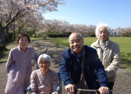 桧原運動公園の桜の前で撮った利用者さんたちの写真