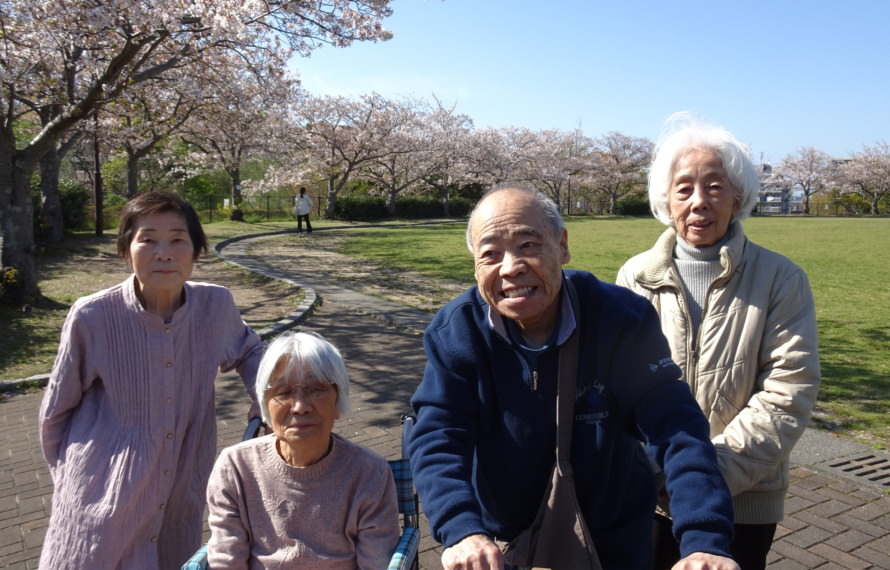 桧原運動公園の桜の前で撮った利用者さんたちの写真