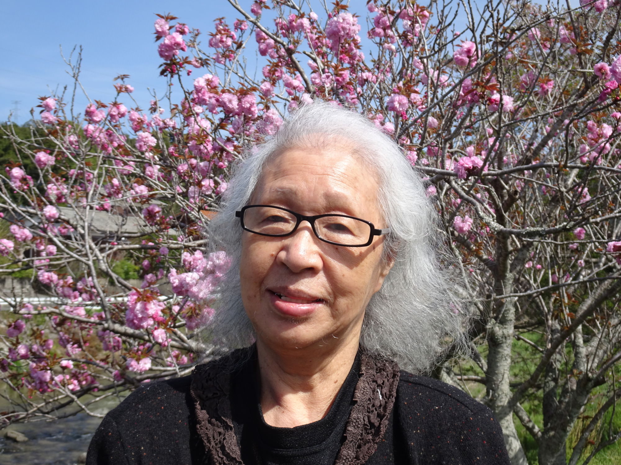 八重桜の前で撮った利用者さんの写真