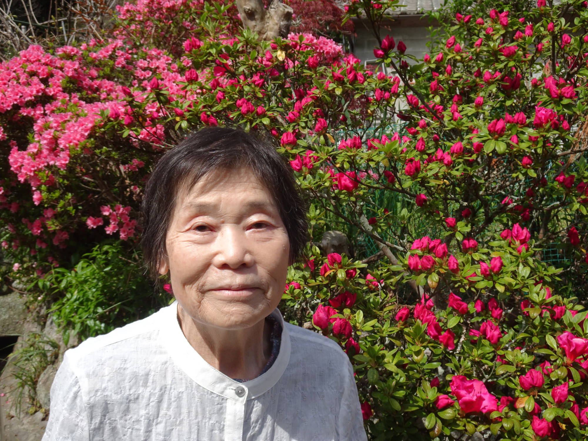 ツツジの前で撮った利用者さんの写真