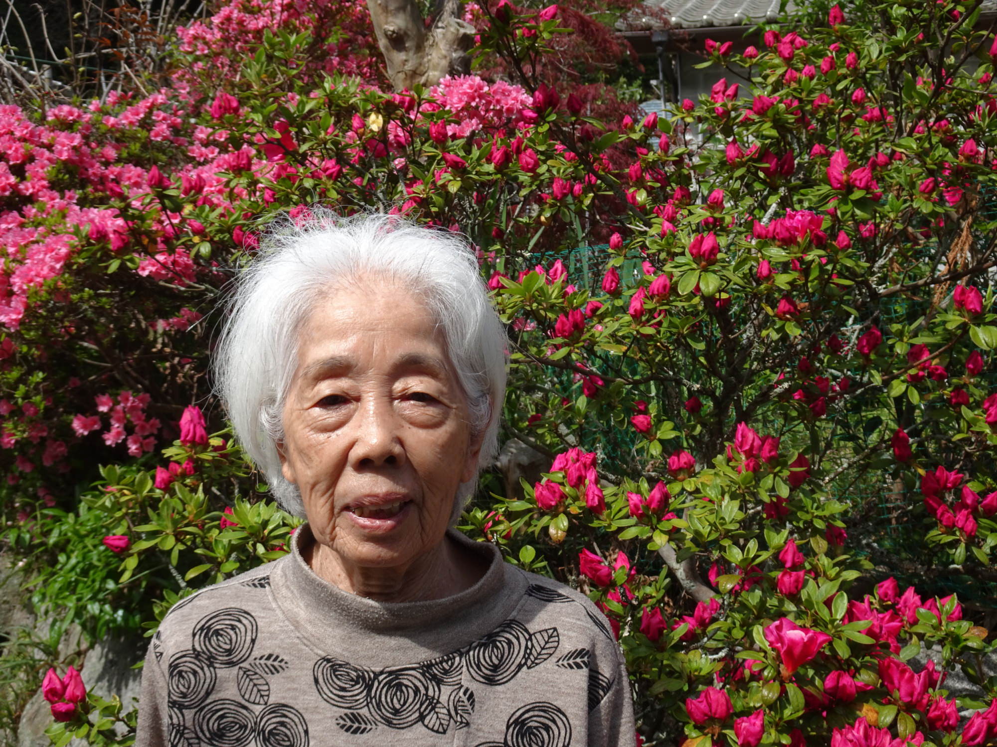 ツツジの前で撮った利用者さんの写真