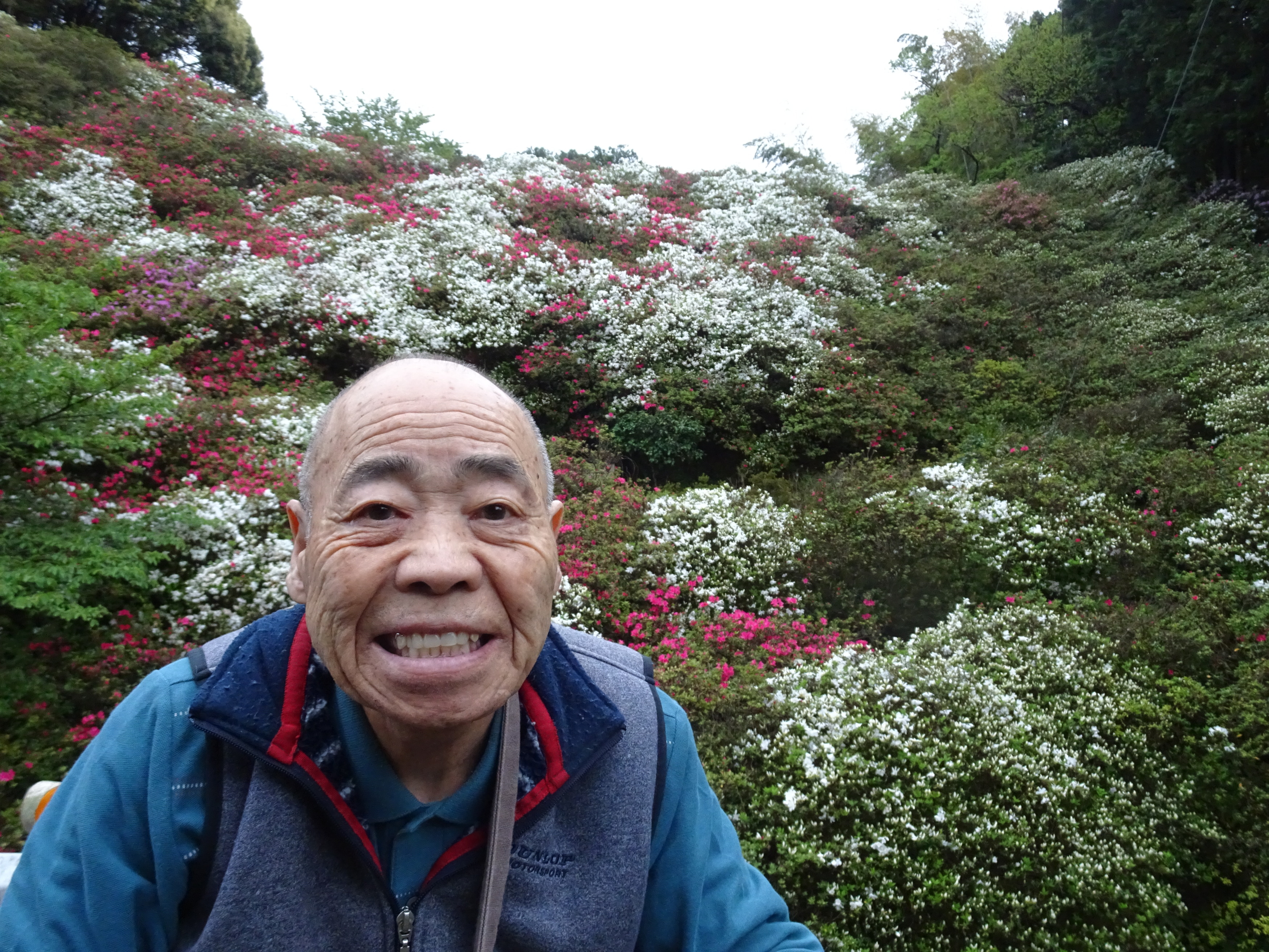 ツツジの前で撮った利用者さんの写真