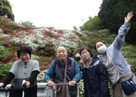 ツツジの前で撮った利用者さんたちとワーカーの集合写真