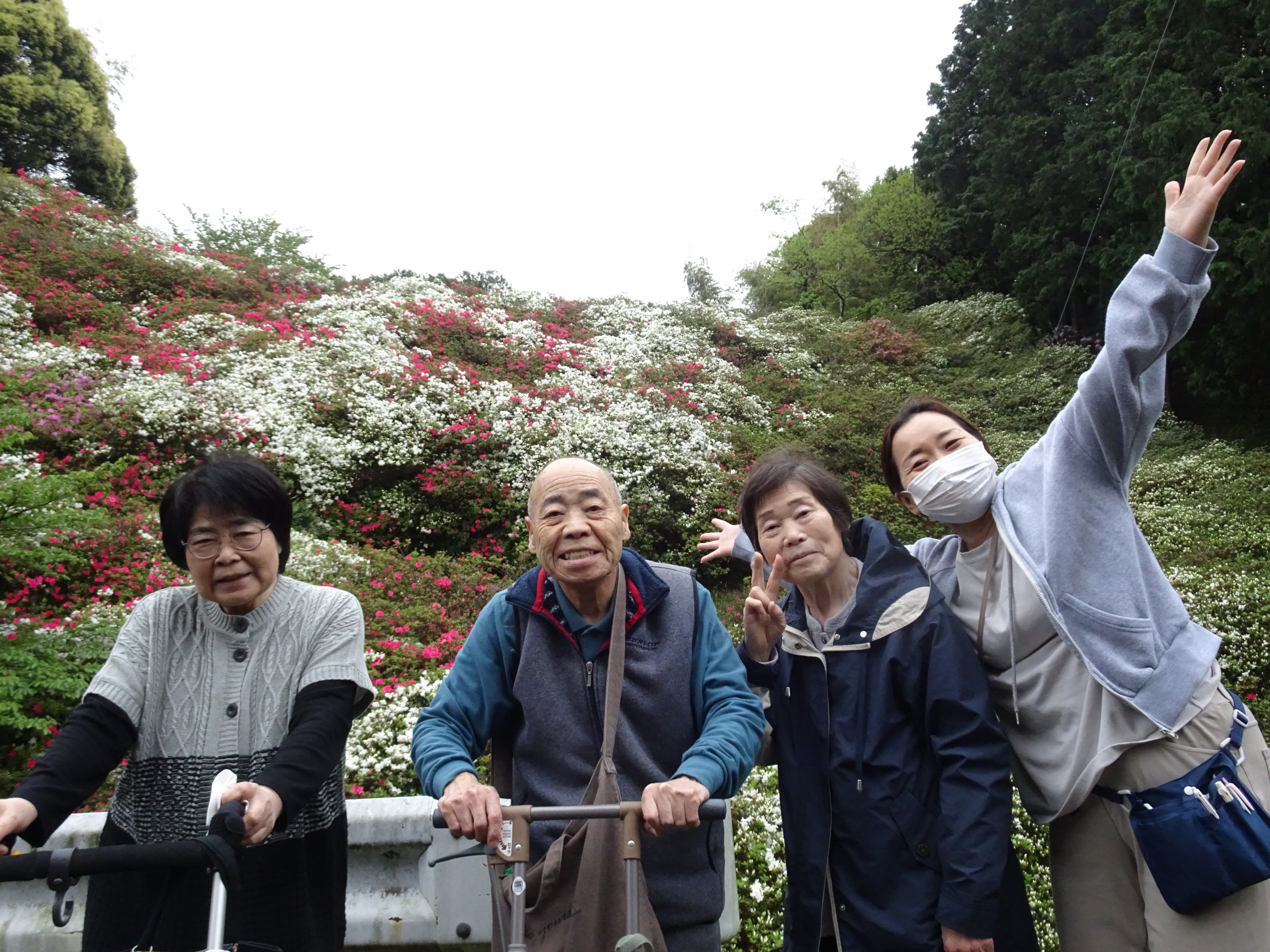 ツツジの前で撮った利用者さんたちとワーカーの集合写真