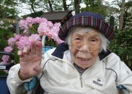 シャクナゲと一緒に撮った利用者さんの写真