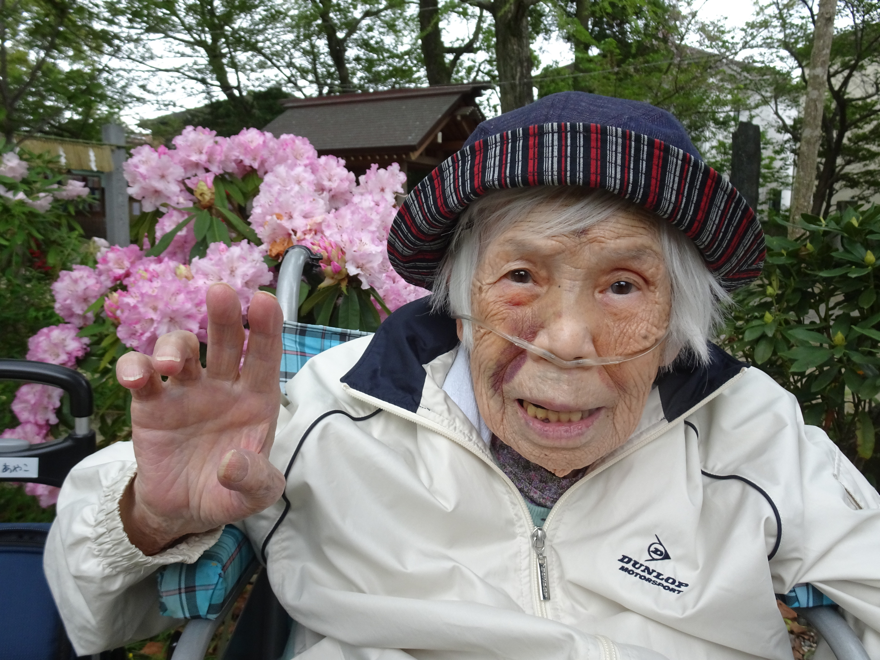 シャクナゲと一緒に撮った利用者さんの写真