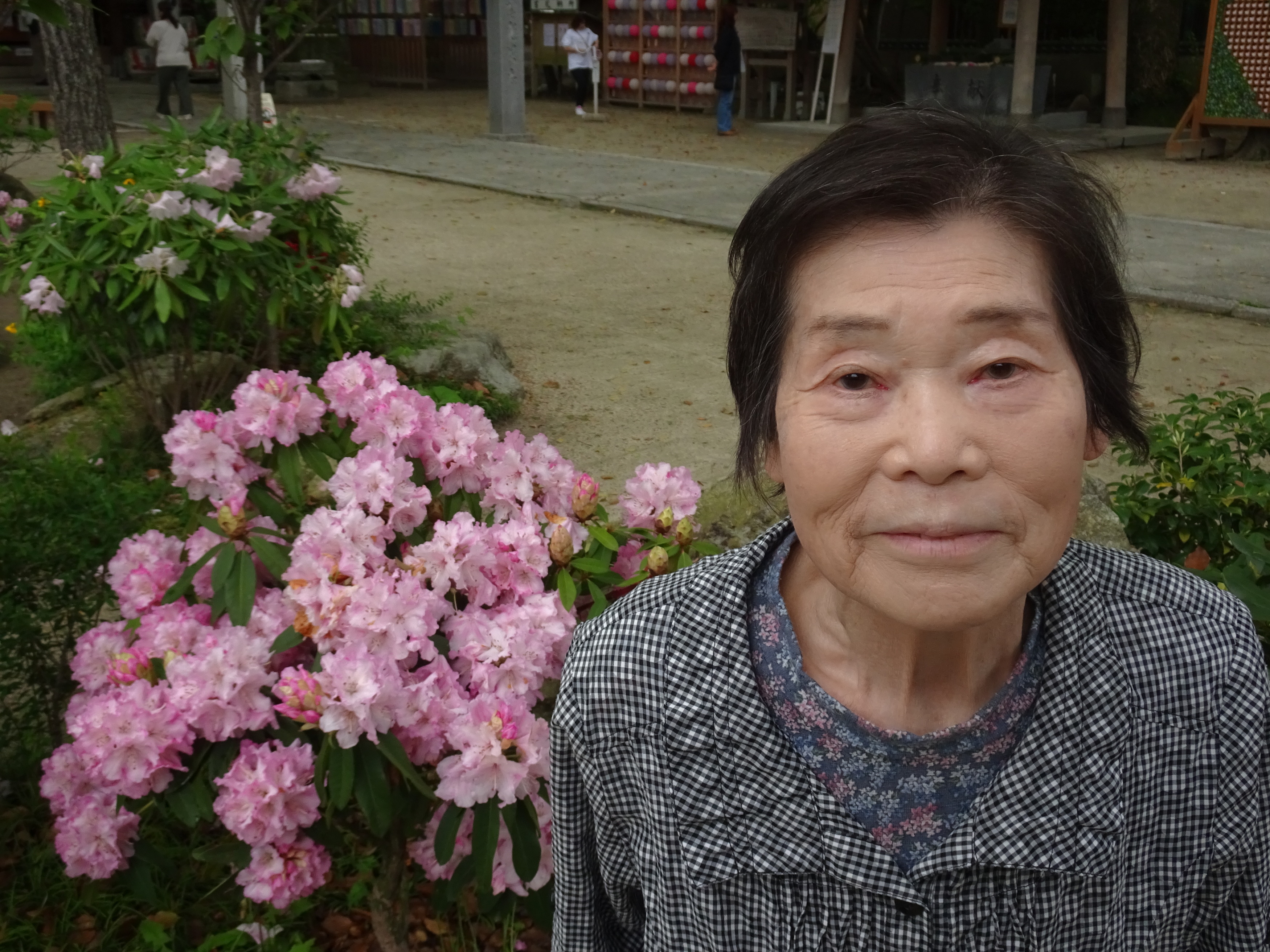 シャクナゲと一緒に撮った利用者さんの写真