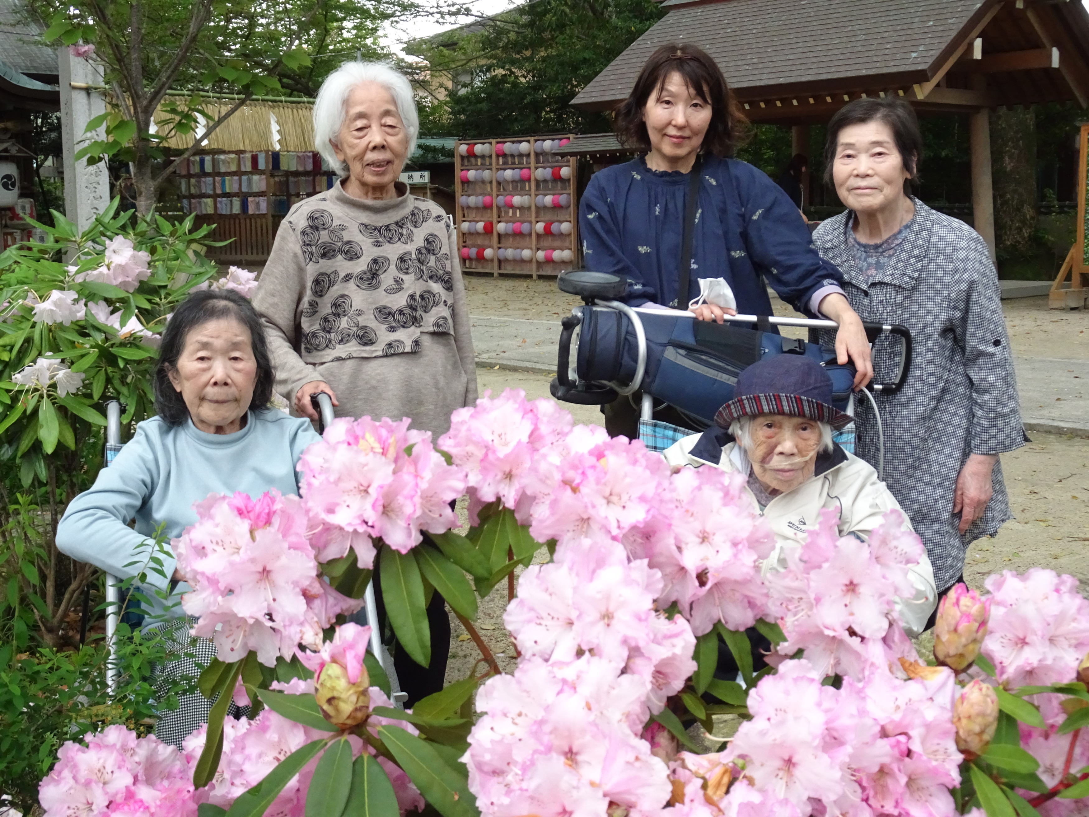 あらひと神社でシャクナゲと一緒に撮った利用者さんたちとワーカーの写真