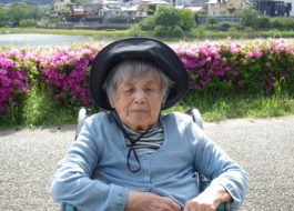 ツツジの前で撮った利用者さんの写真