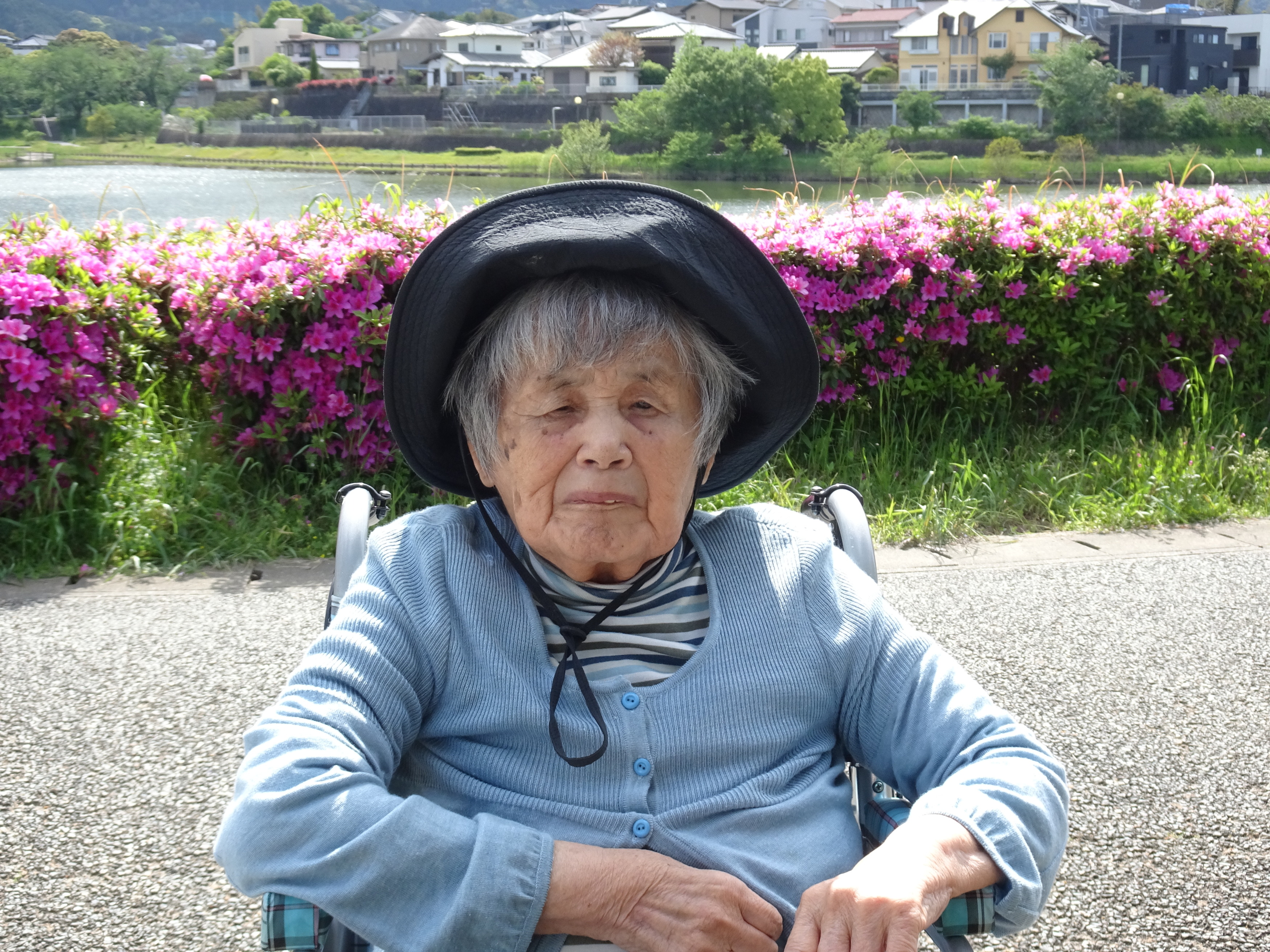 ツツジの前で撮った利用者さんの写真