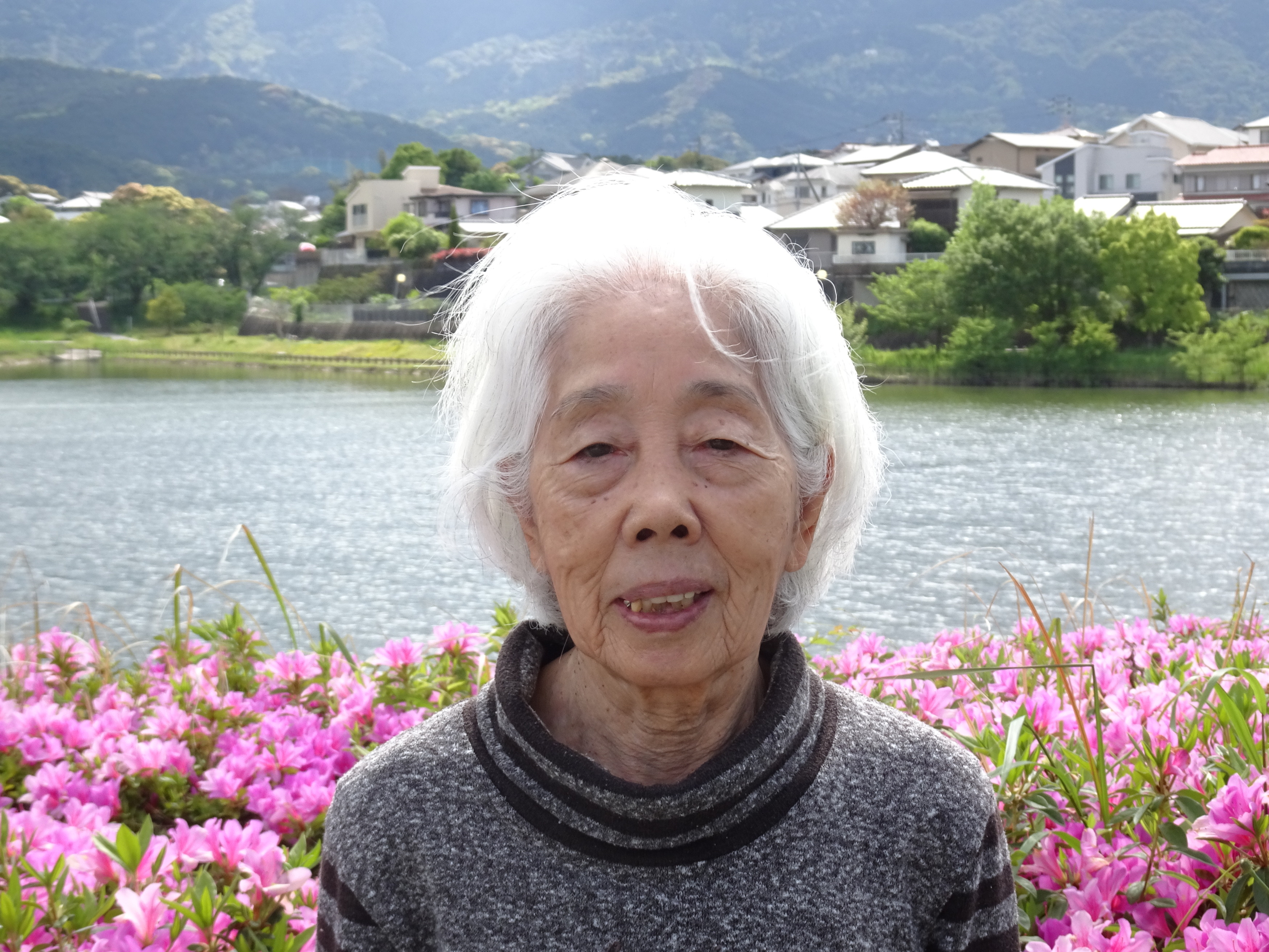 ツツジの前で撮った利用者さんの写真