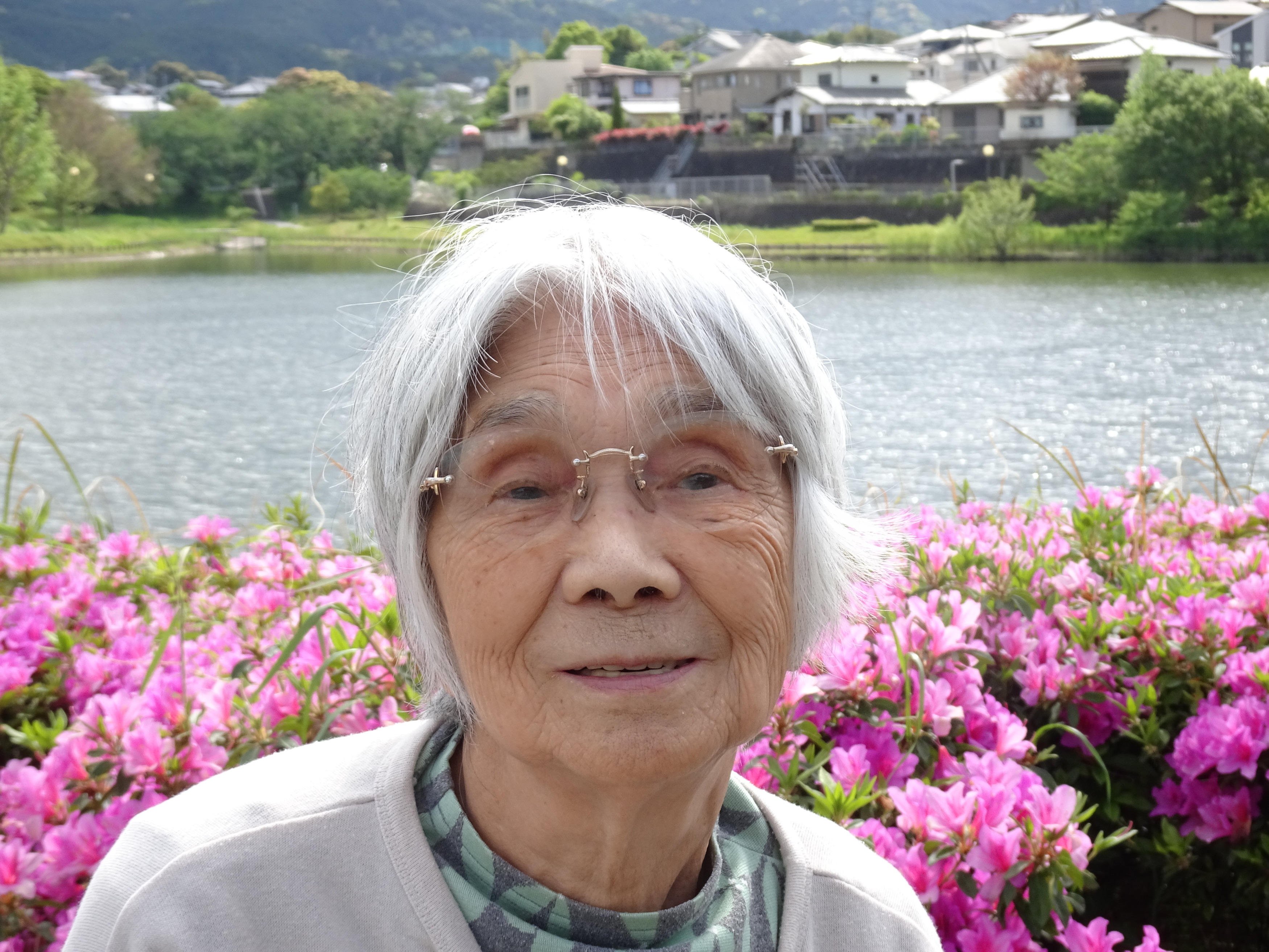ツツジの前で撮った利用者さんの写真