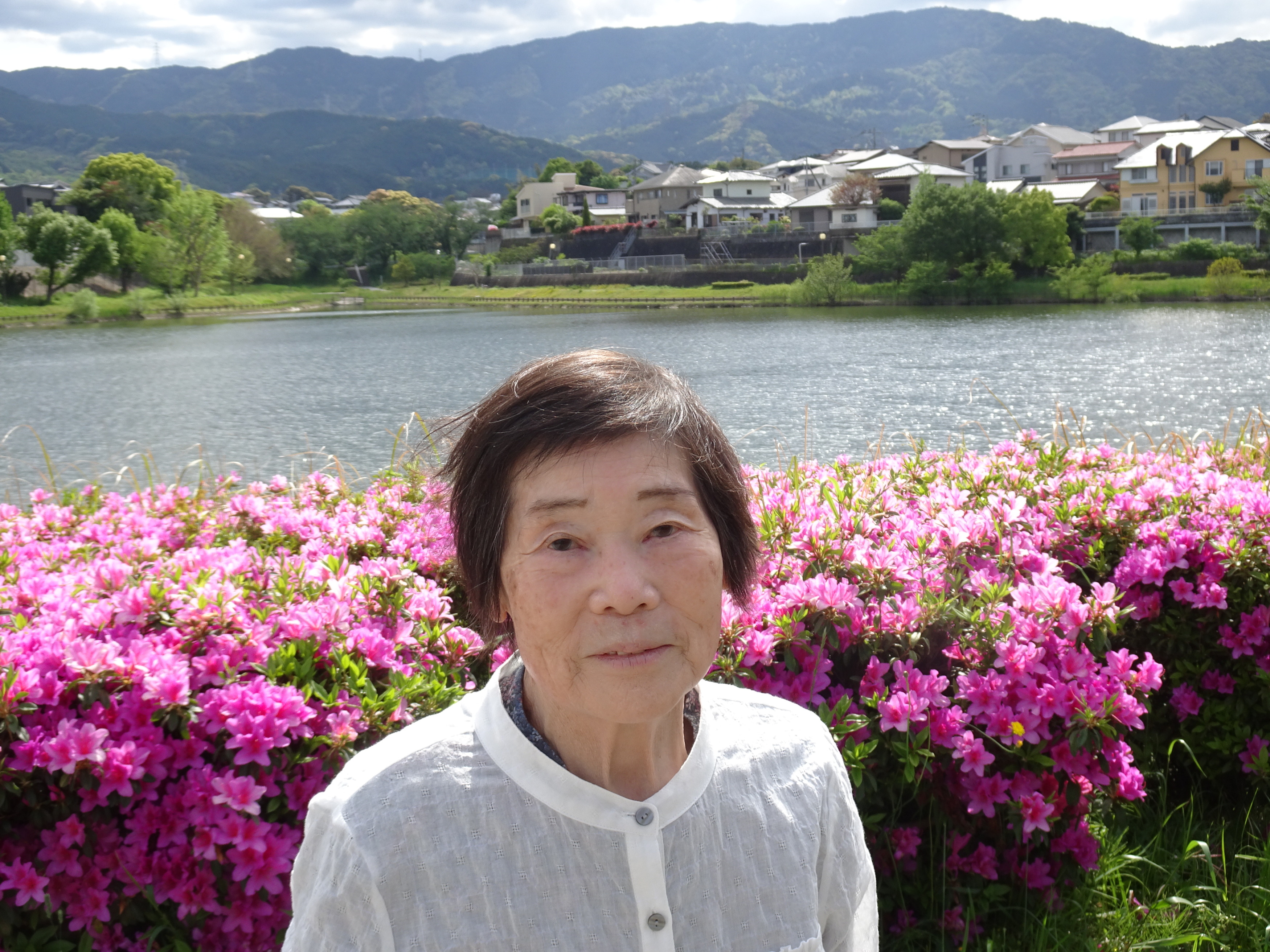 ツツジの前で撮った利用者さんの写真