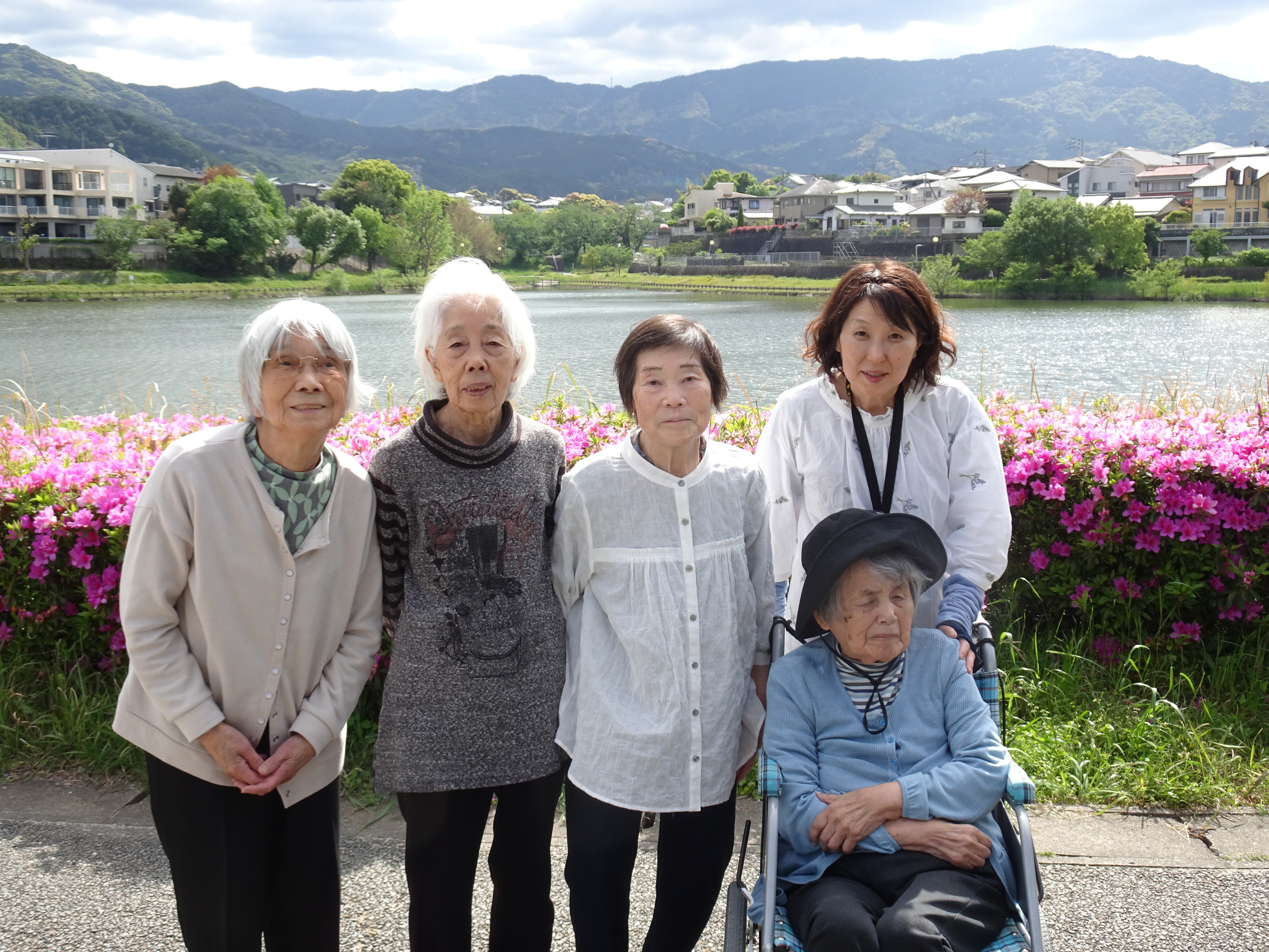 ツツジの前で撮った利用者さんたちとワーカーの写真