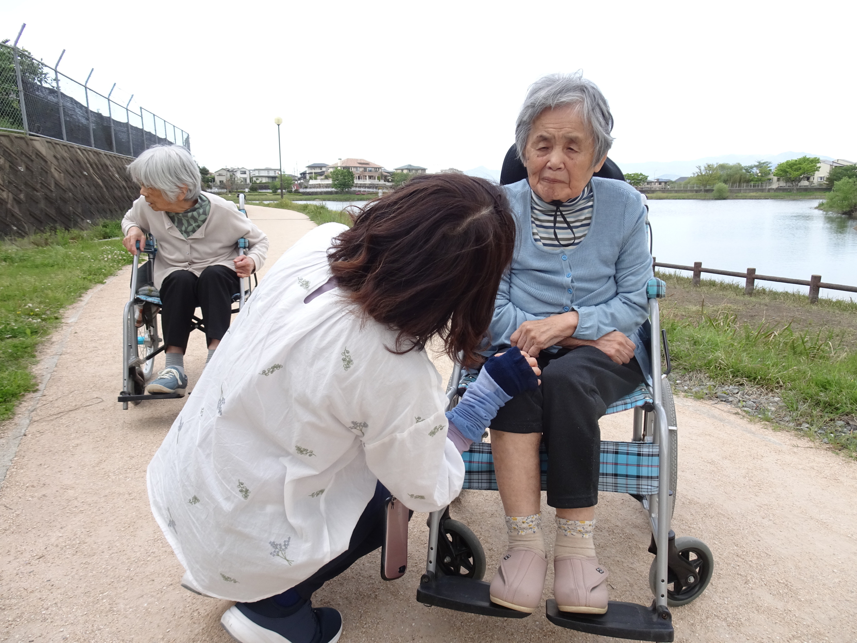 ワーカーが利用者さんに話しかけている様子