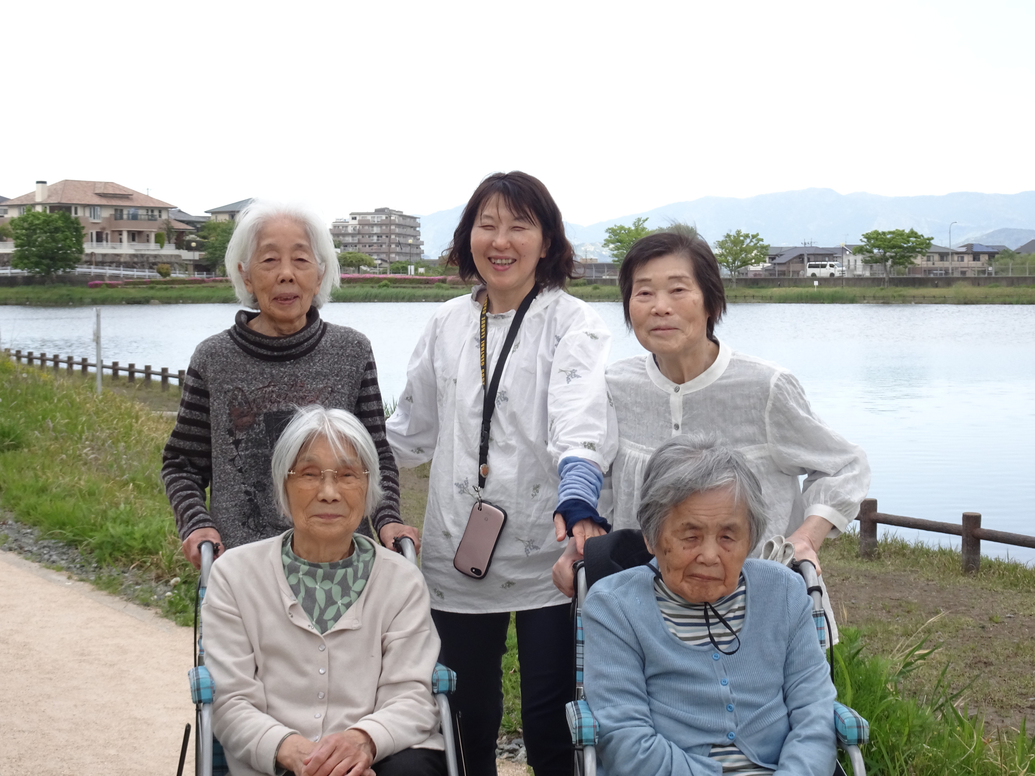 池の前で撮った利用者さんたちとワーカーの写真