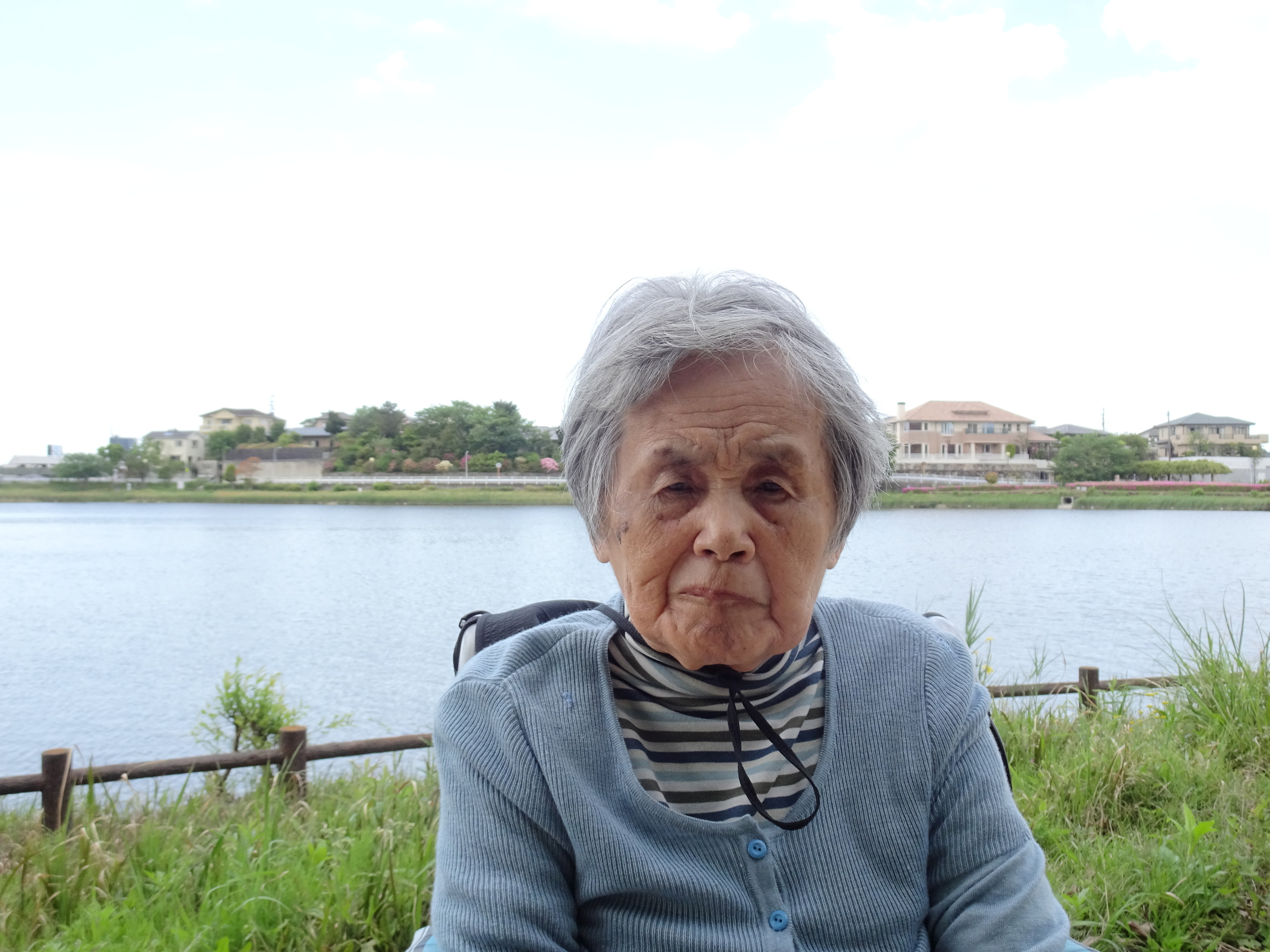 池の前で撮った利用者さんの写真