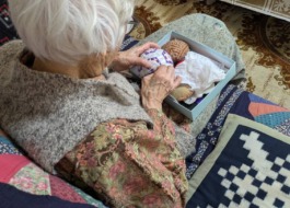 ソファーに座って手鞠を作られている利用者様