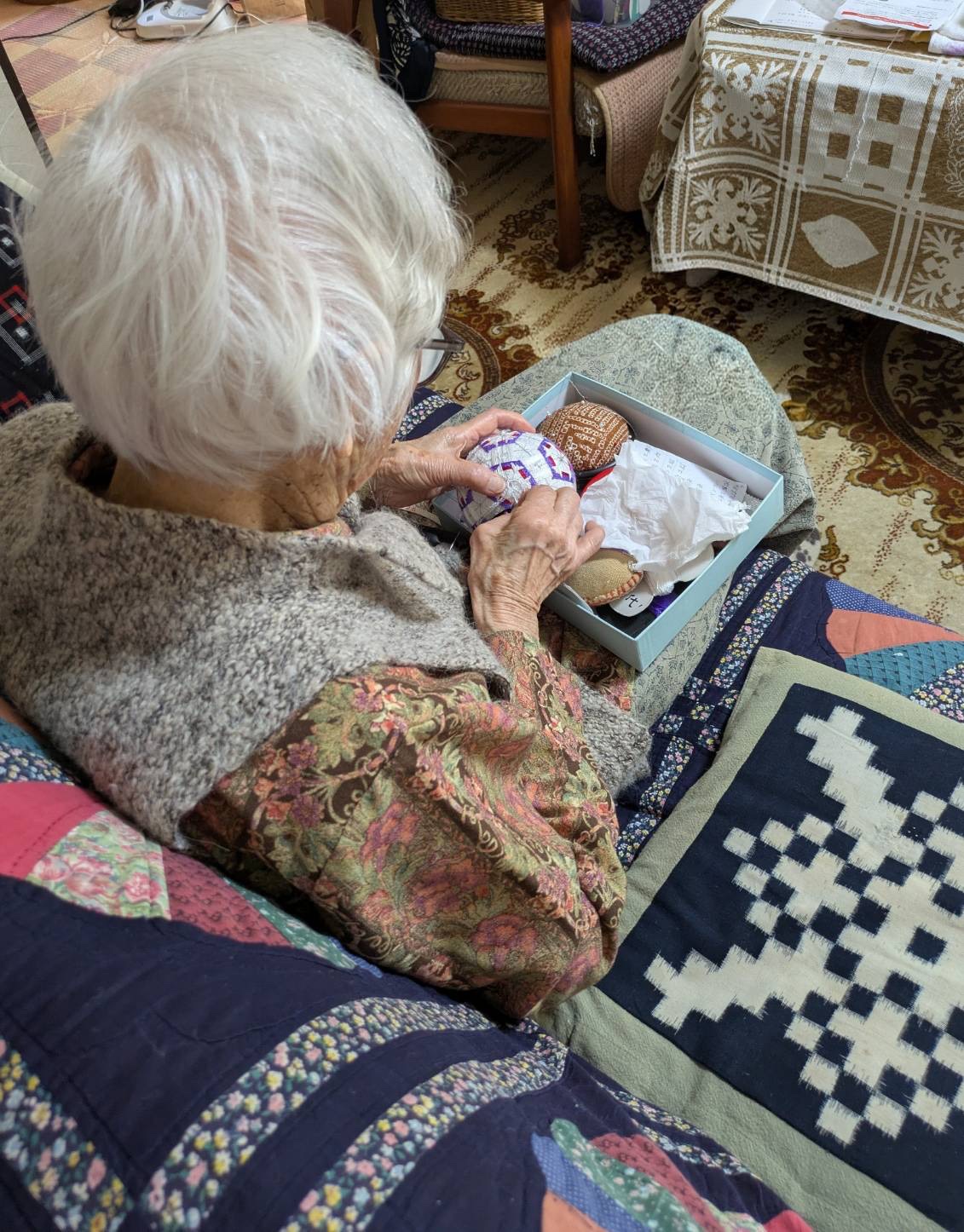 ソファーに座って手鞠を作られている利用者様