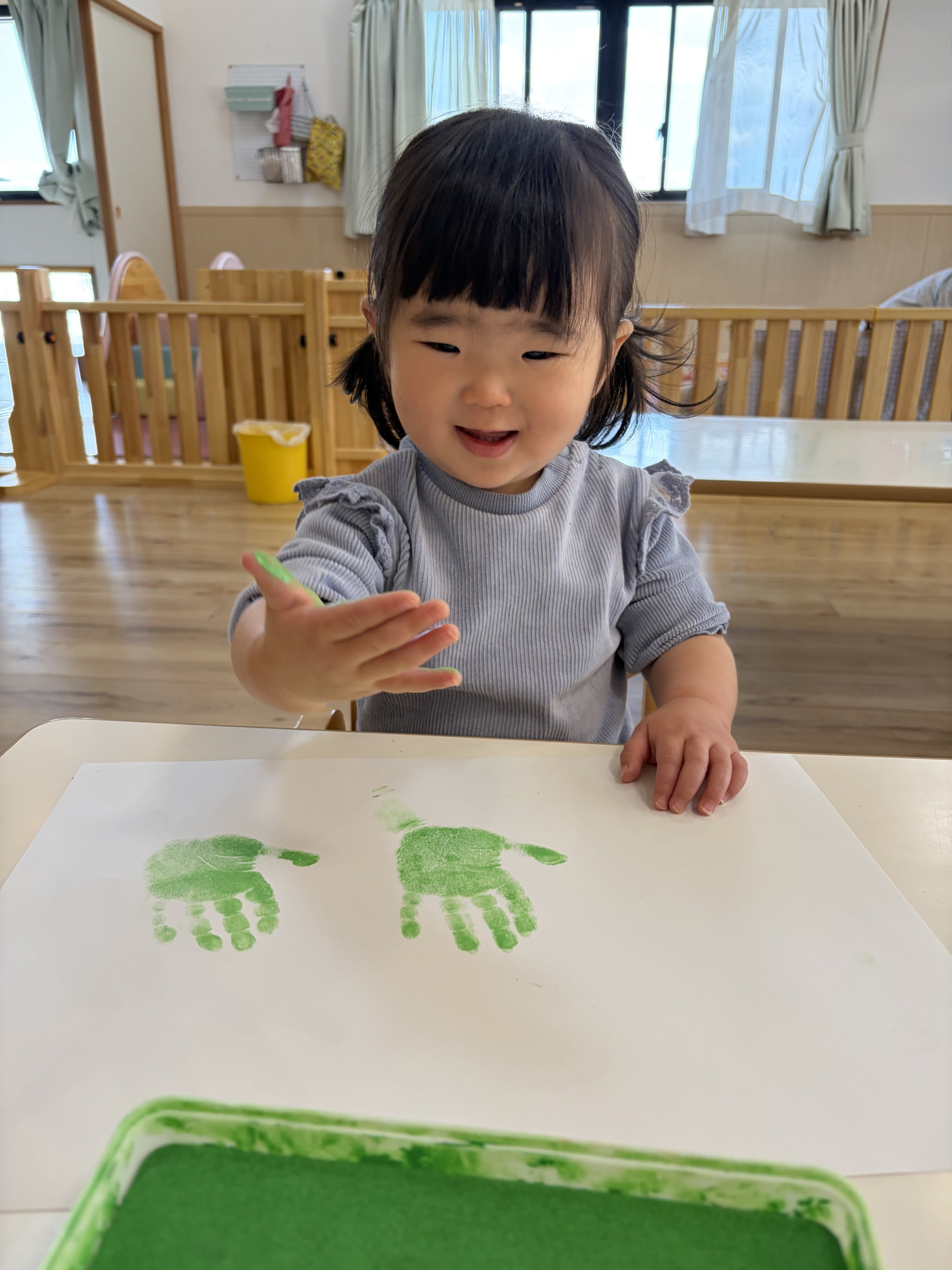 手形を取る子ども　一枚