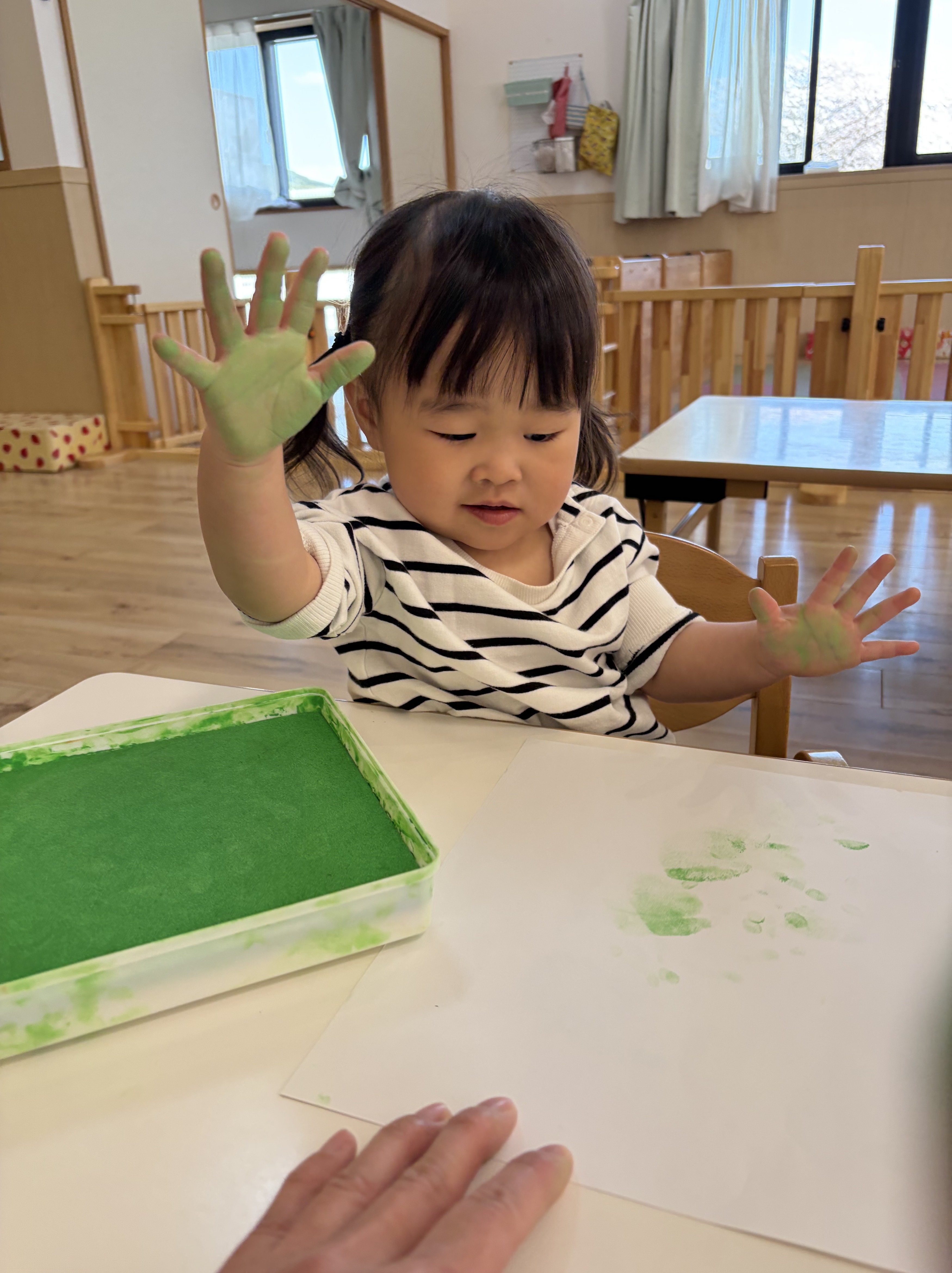 手形を取る子ども　一枚